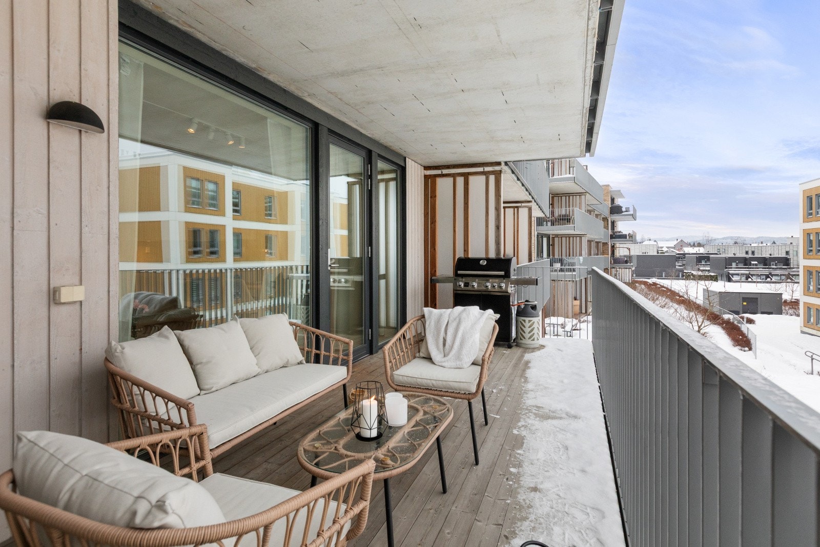 Balkongen har rikelig med plass til både sittegruppe og møbler, og blir et perfekt sted for å nyte lange sommerdager, solrike morgenstunder eller kvelder med flott utsikt. Galleribilde