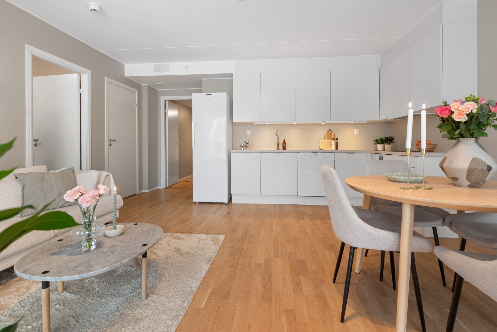 Den åpne planløsningen mot kjøkkenet gjør det lett å samle venner og familie, samtidig som den skaper en naturlig flyt i hverdagen. Galleribilde