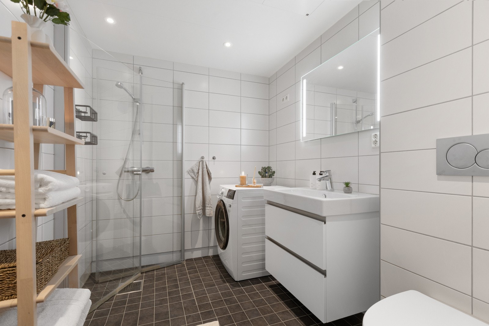 Baderommet er flislagt og delikat, med downlights og gulvvarme som gir ekstra komfort. Galleribilde