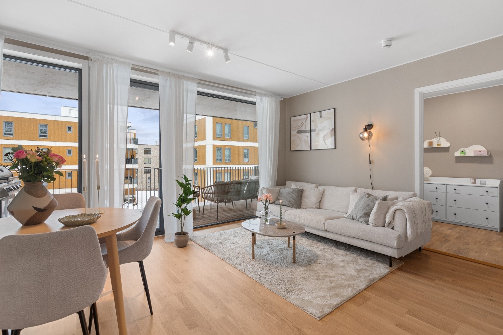 Store vindusflater slipper inn rikelig med dagslys, og det er godt med plass til både TV-hjørne, spiseplass og en komfortabel sofagruppe. Galleribilde