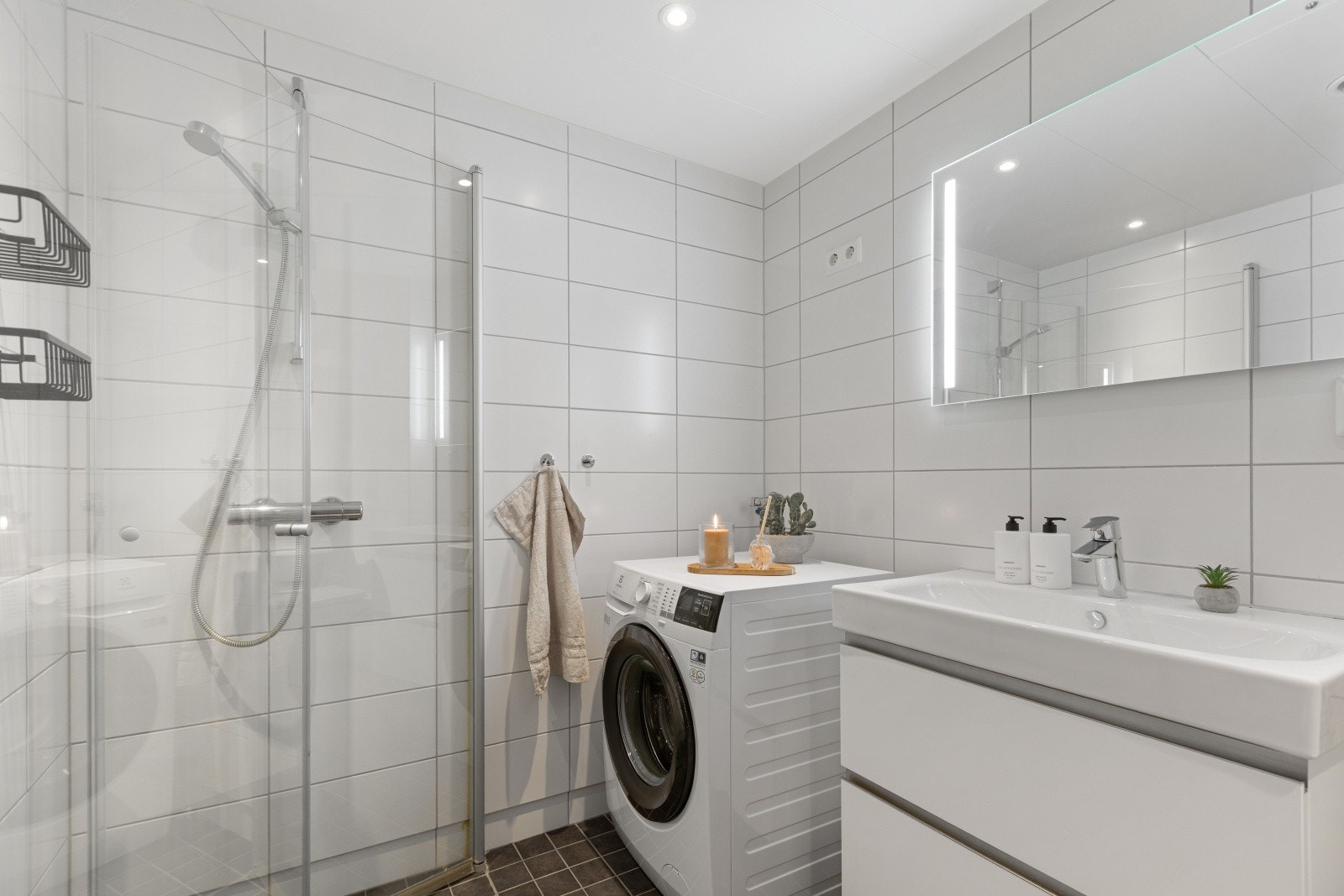 Rommet har også opplegg for vaskemaskin, noe som gjør det både praktisk og funksjonelt. Galleribilde