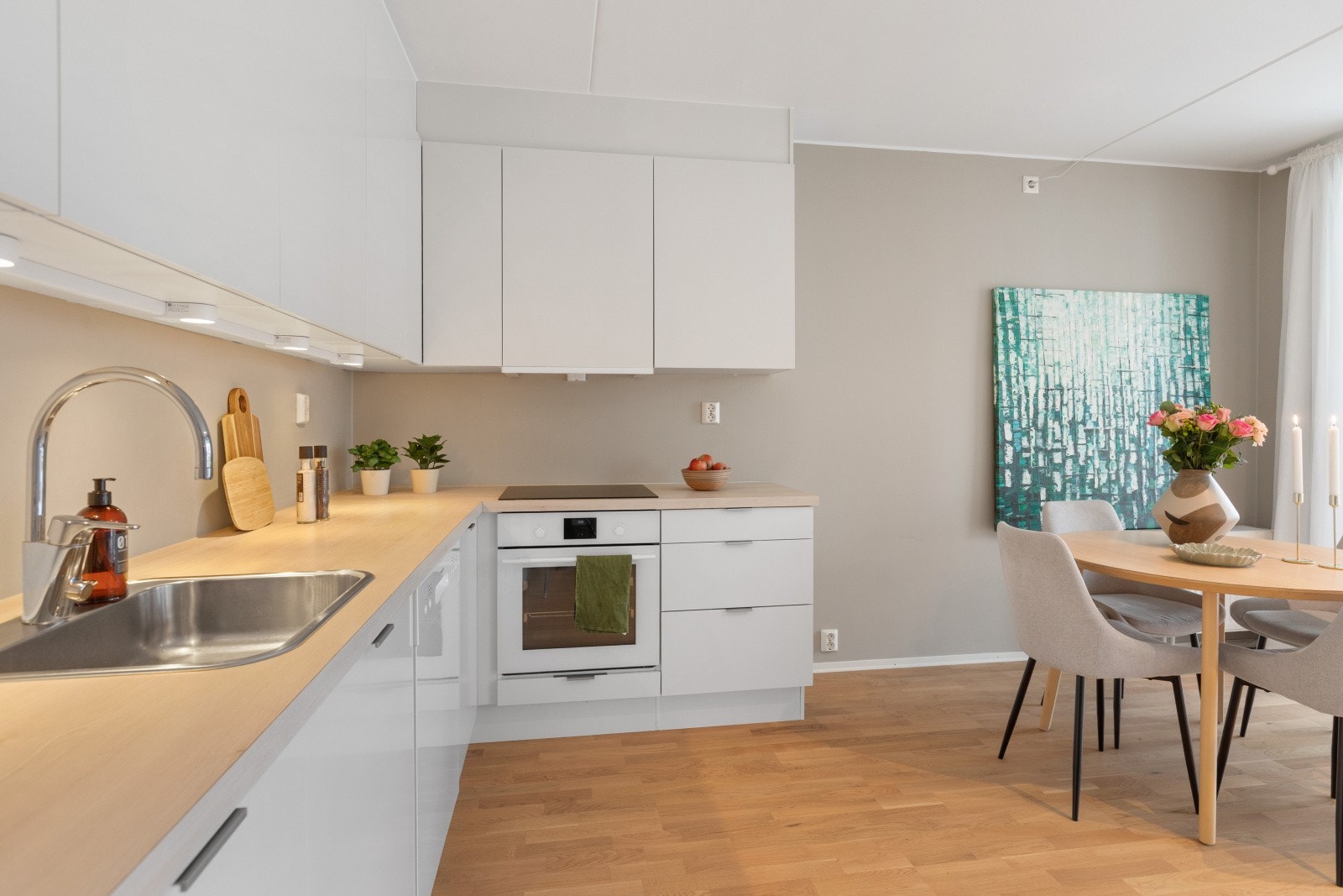 Kjøkkenet har god skap- og benkeplass, og er praktisk innredet med glatte fronter og laminat benkeplate. Galleribilde