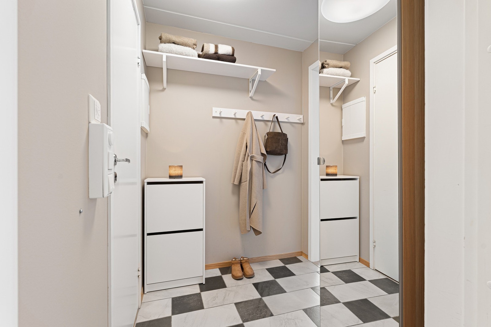 Fra inngangspartiet får man baderommet inn første dør til venstre. Galleribilde