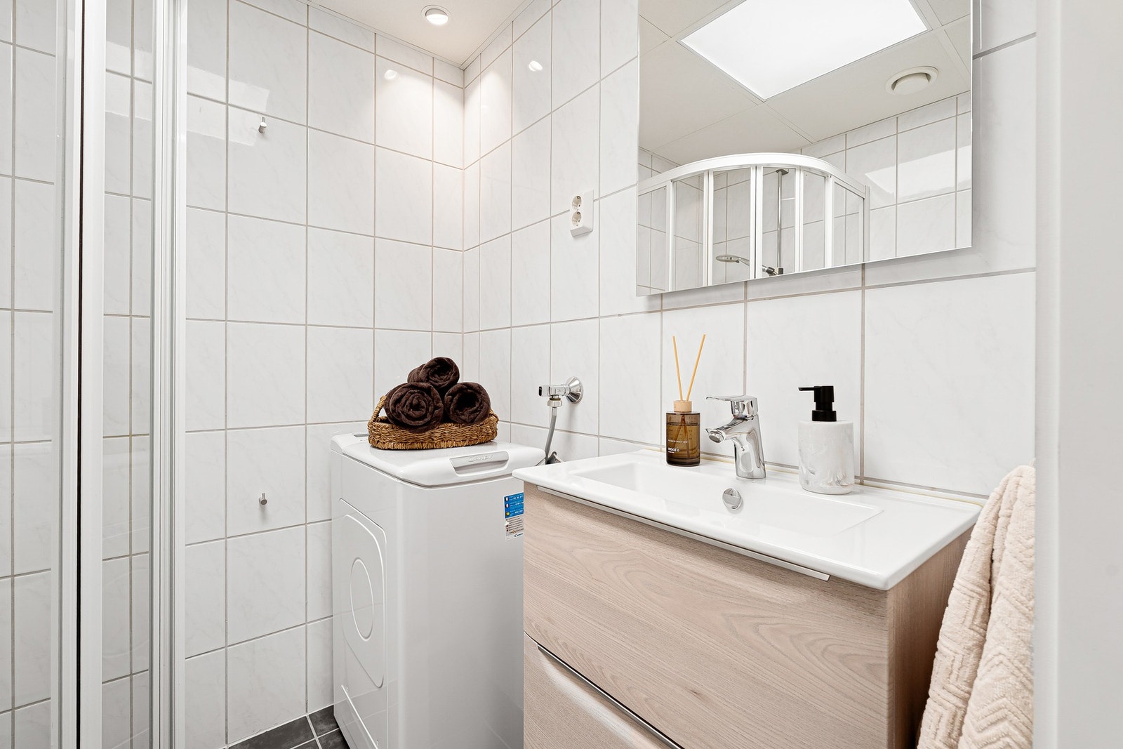 Lyst flislagt bad fra byggeår (2004) med opplegg til vaskemaskin. Galleribilde