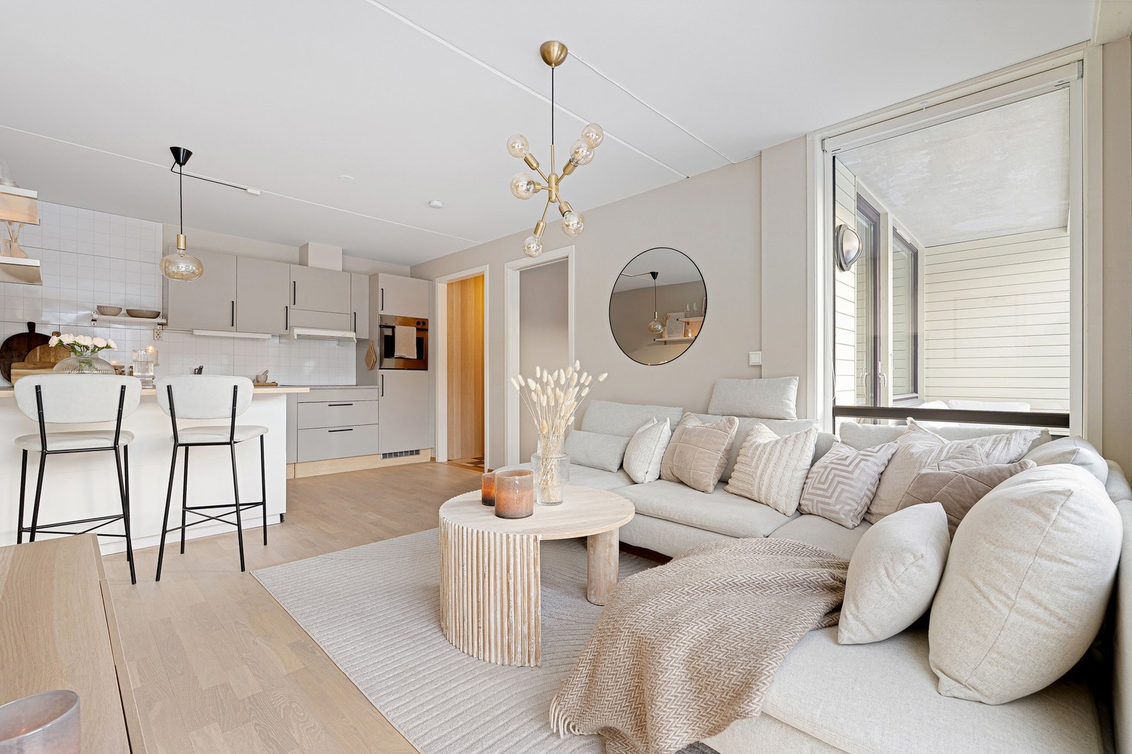 Leiligheten har en åpen løsning mellom kjøkken og stue på ca. 21 kvadratmeter. Galleribilde