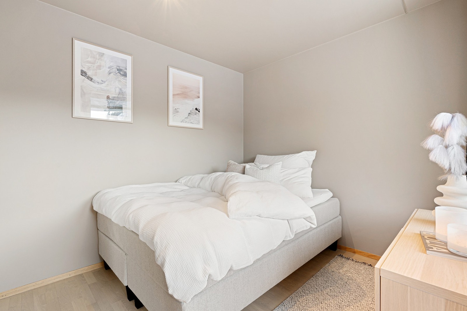 Her er det god plass til både dobbeltseng og nattbord. Galleribilde