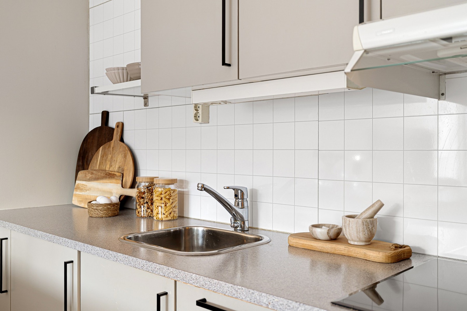 Varmtvannstanken er på 77 liter og er plassert under kjøkkenbenken (2013). Galleribilde