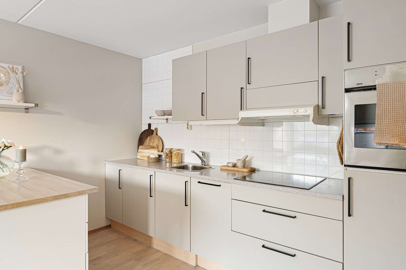 Her er det integrerte hvitevarer som kjøleskap, stekeovn og oppvaskmaskin. Galleribilde