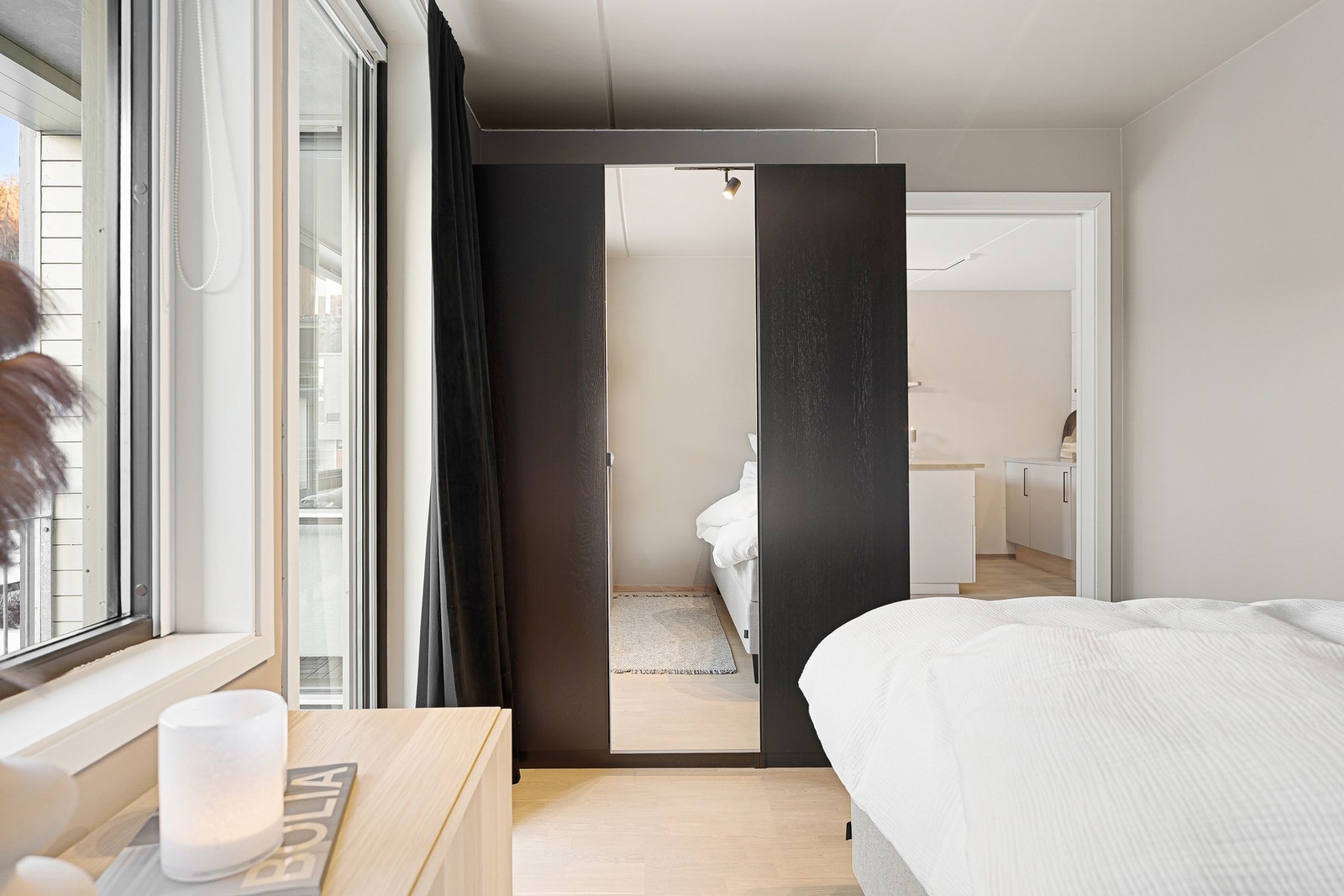 Garderobeskapet på rommet medfølger naturligvis handelen. Galleribilde