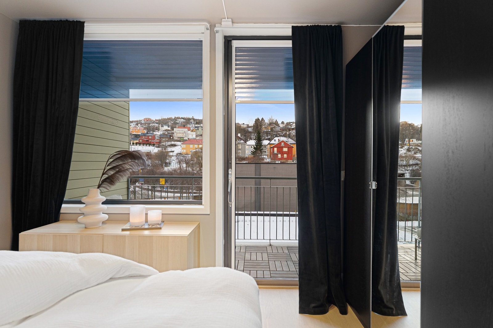 Innebygde solskjermer på alle vinduer sørger for lunere romtemperatur. Galleribilde