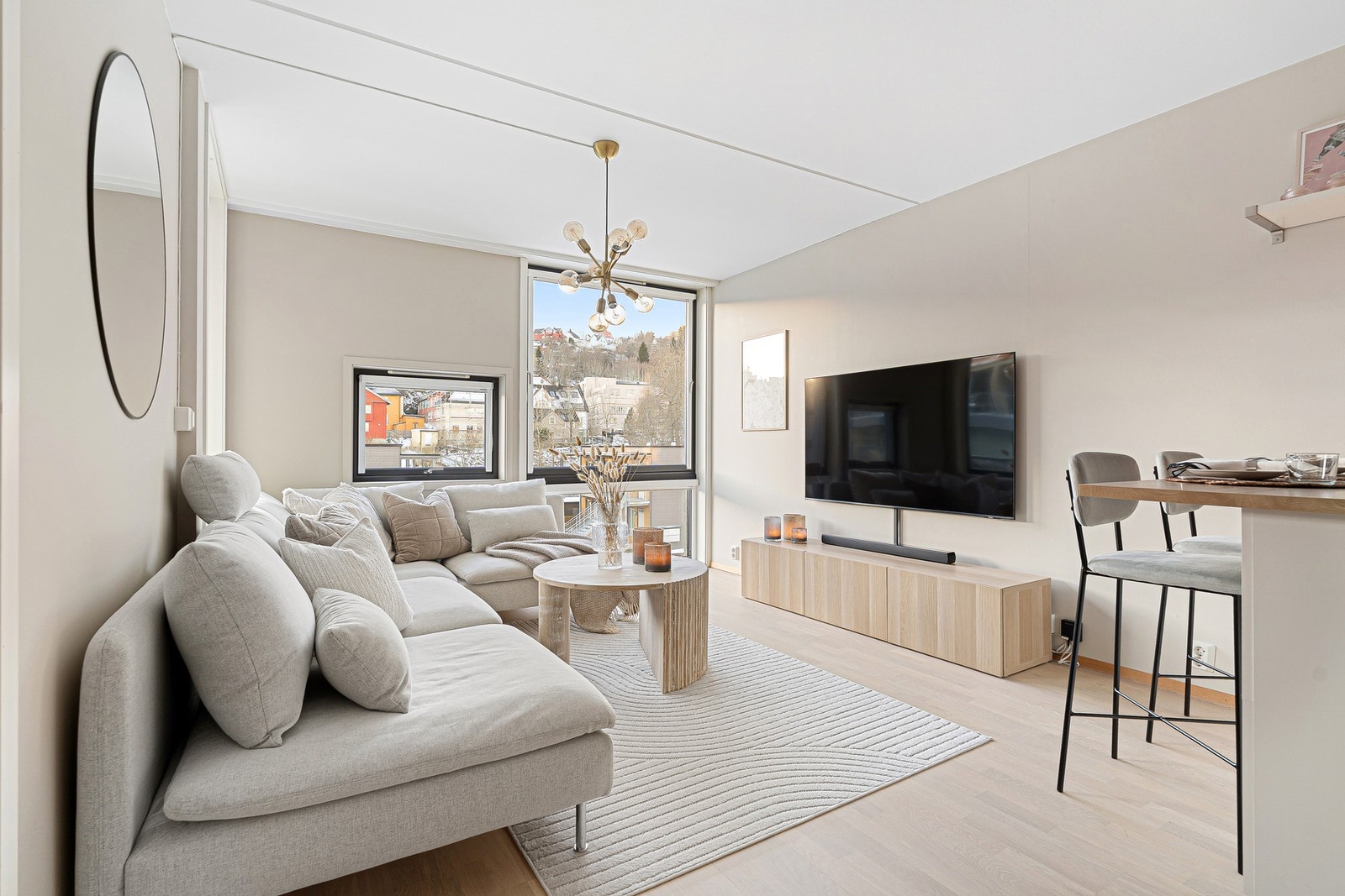 Leiligheten har et moderne utseende og framstår velholdt. Det er for øvrig parkett på alle gulv med unntak av på baderommet. Galleribilde