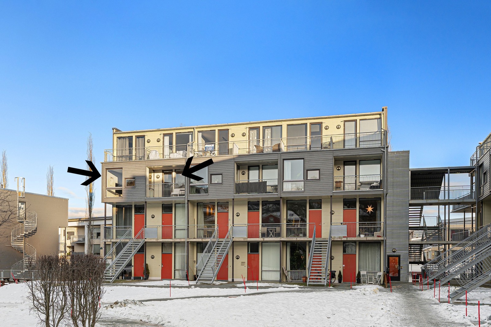 Fasade. Bygget har heis og ble oppsatt i 2004. Seksjonen er en del av et veldrevet sameie med god økonomi. Galleribilde