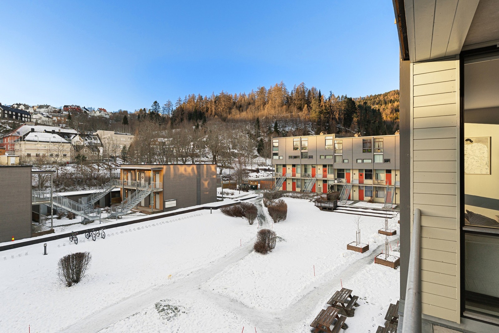 Balkongen har gode solforhold fra formiddag til tidlig kveld på sommerstid. Galleribilde