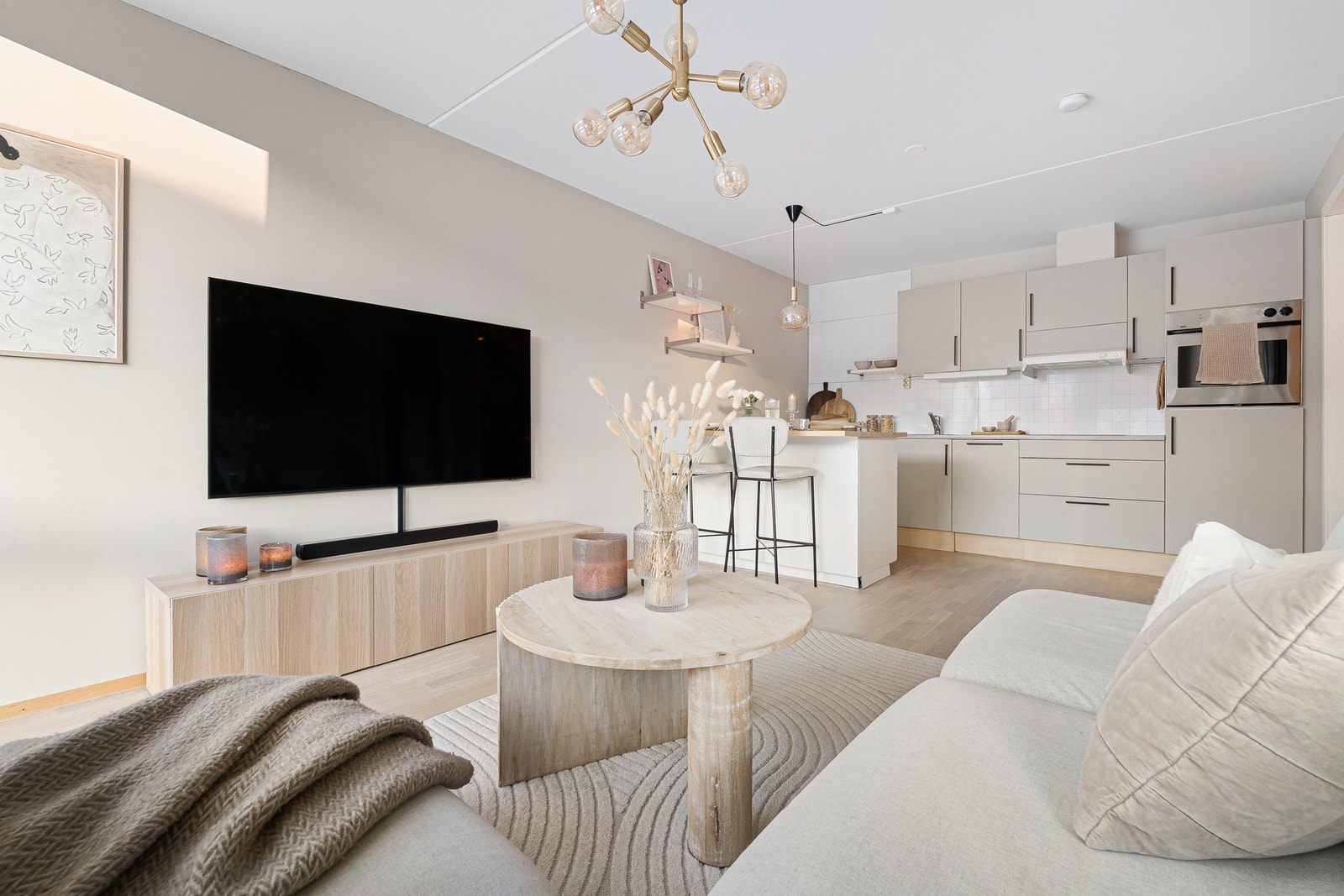 Den praktiske planløsningen gir ypperlige møbleringsmuligheter for både sofagruppe og TV-bord. Galleribilde