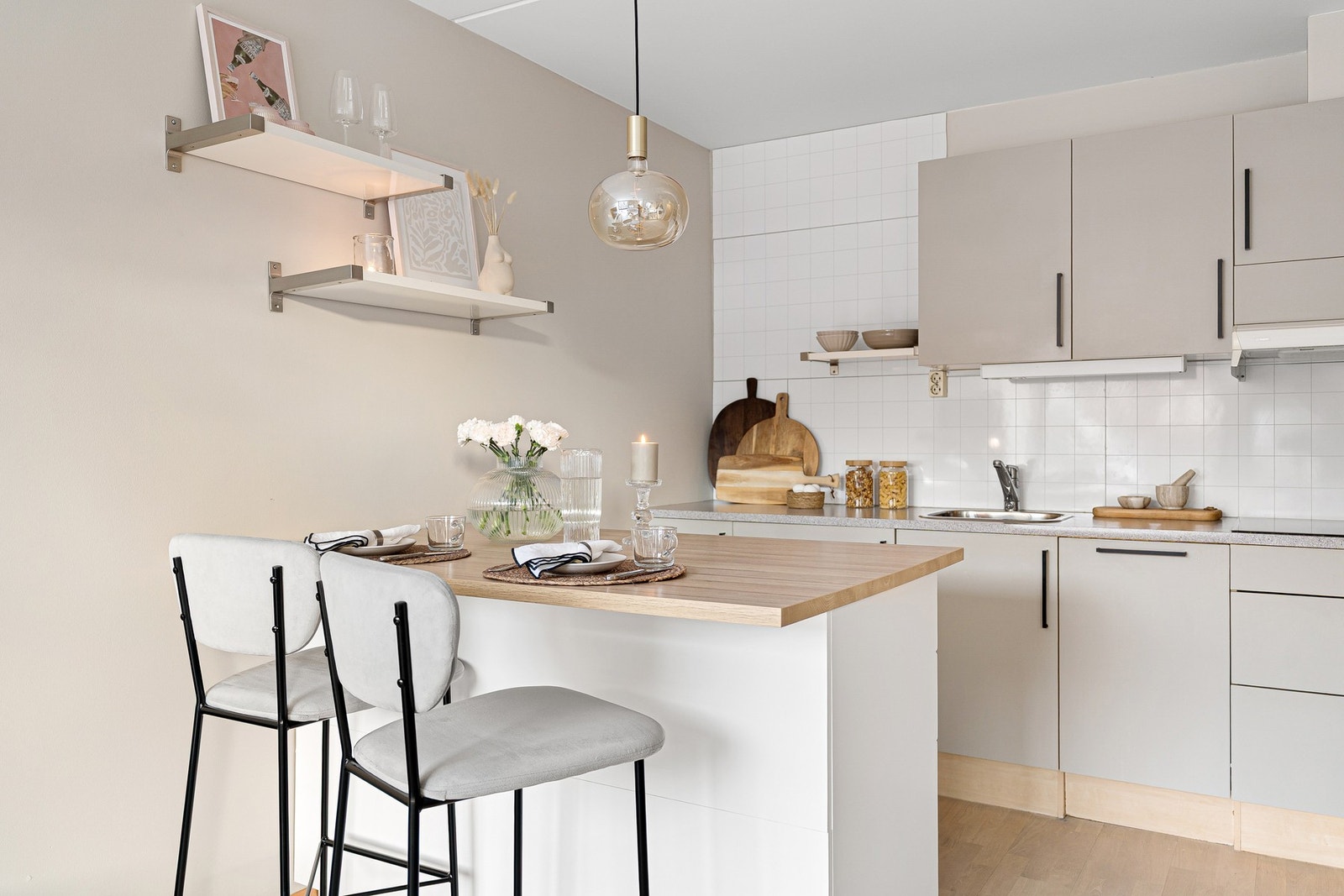 Kjøkkenøya fungerer som spiseseksjon i tillegg til ekstra skap- og benkeplass. Galleribilde