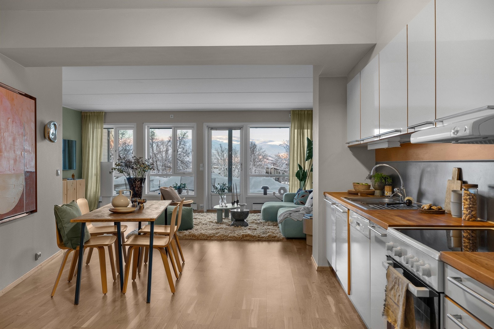 Kjøkkenet er praktisk med god skap- og benkeplass Galleribilde