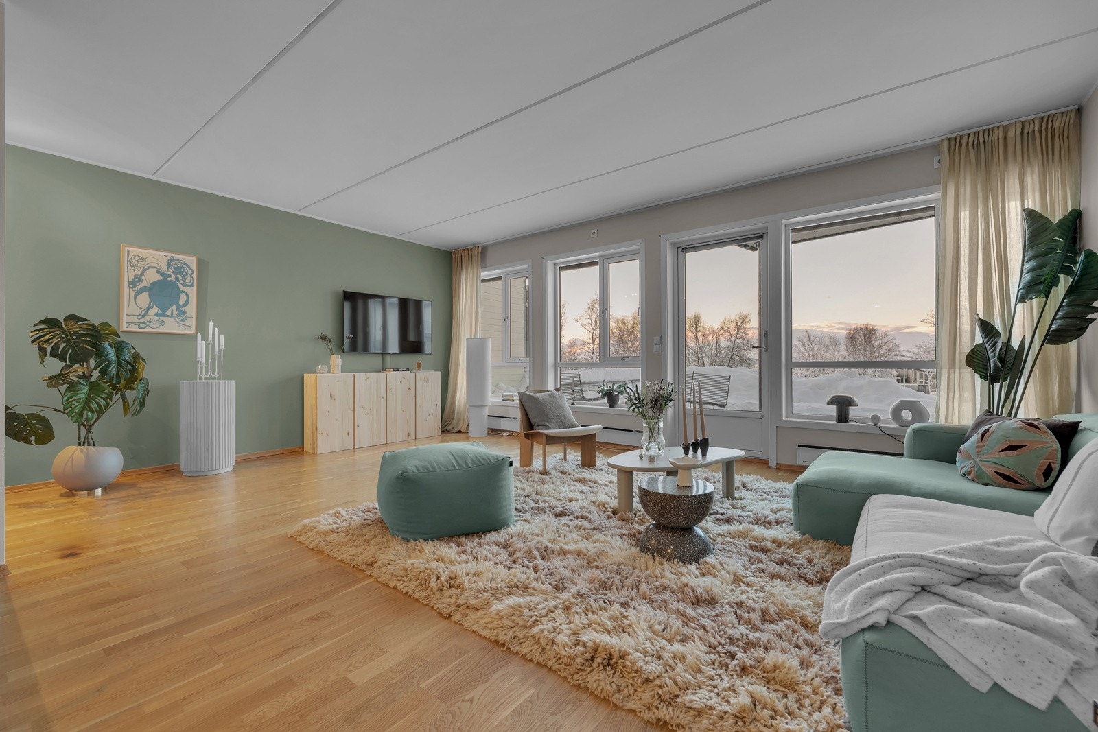 Store vindusflater som gir fin utsikt og slipper inn mye naturlig lys Galleribilde