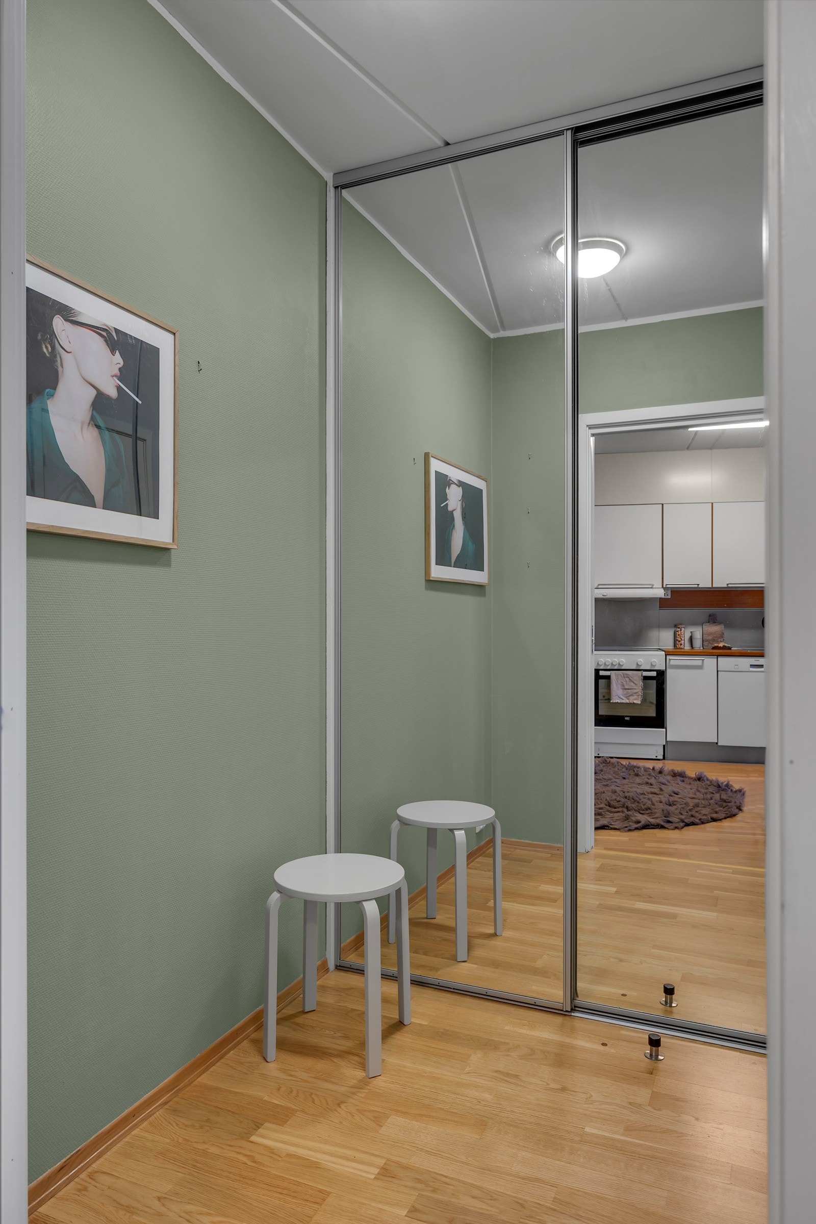 Her er hvitvarene (vaskemaskin og tørketrommel) smart plassert bak skyvedører og ikke inne på badet Galleribilde