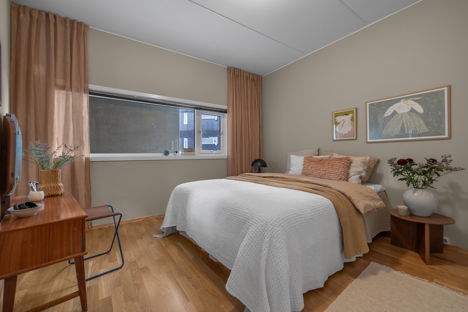 Soverommet er stort og praktisk. Rikelig plass til både dobbeltseng og garderobe Galleribilde