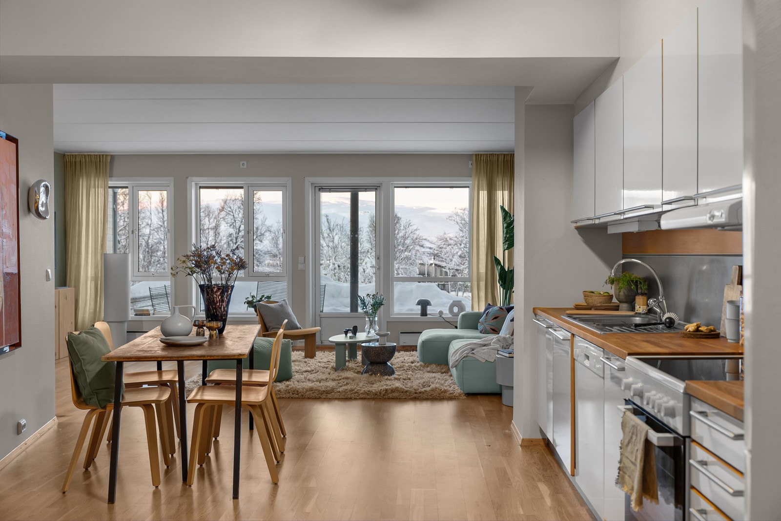 Mellom kjøkken og dagligstue finner du fin plass til spisestue Galleribilde