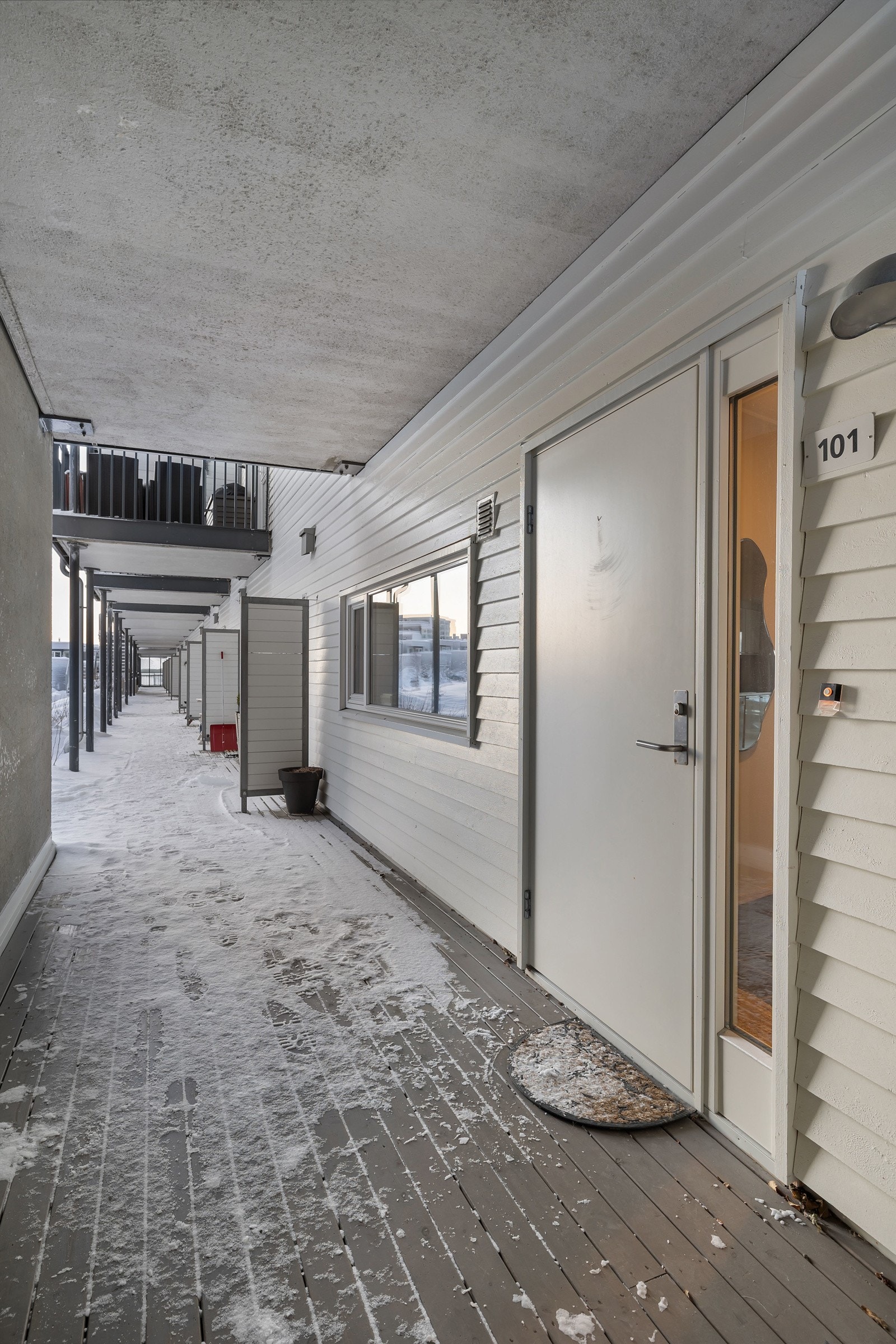 Inngangen er via overbygget svalgang Galleribilde