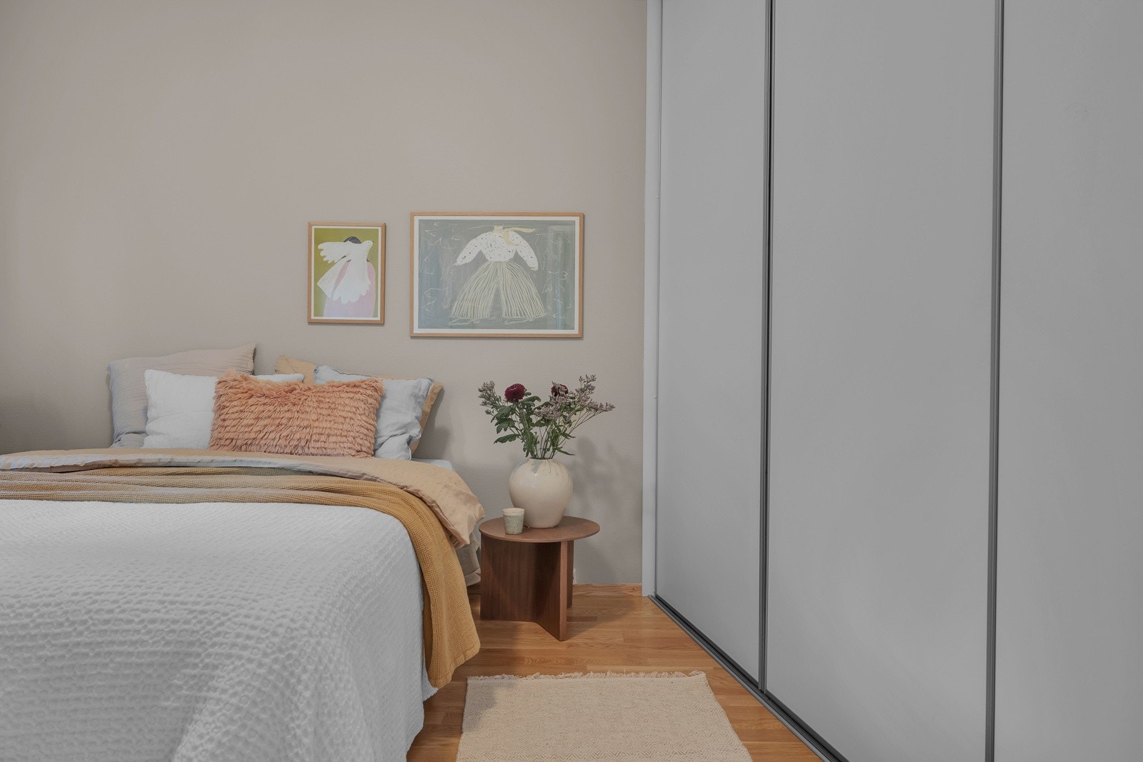 Stor skyvedørsgarderobe på soverommet Galleribilde