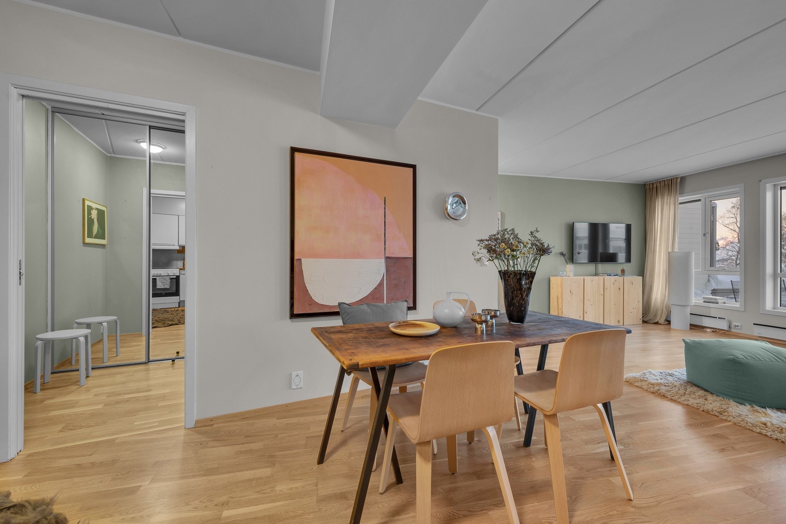 Fra stua er det en liten mellomgang som leder deg videre til badet Galleribilde