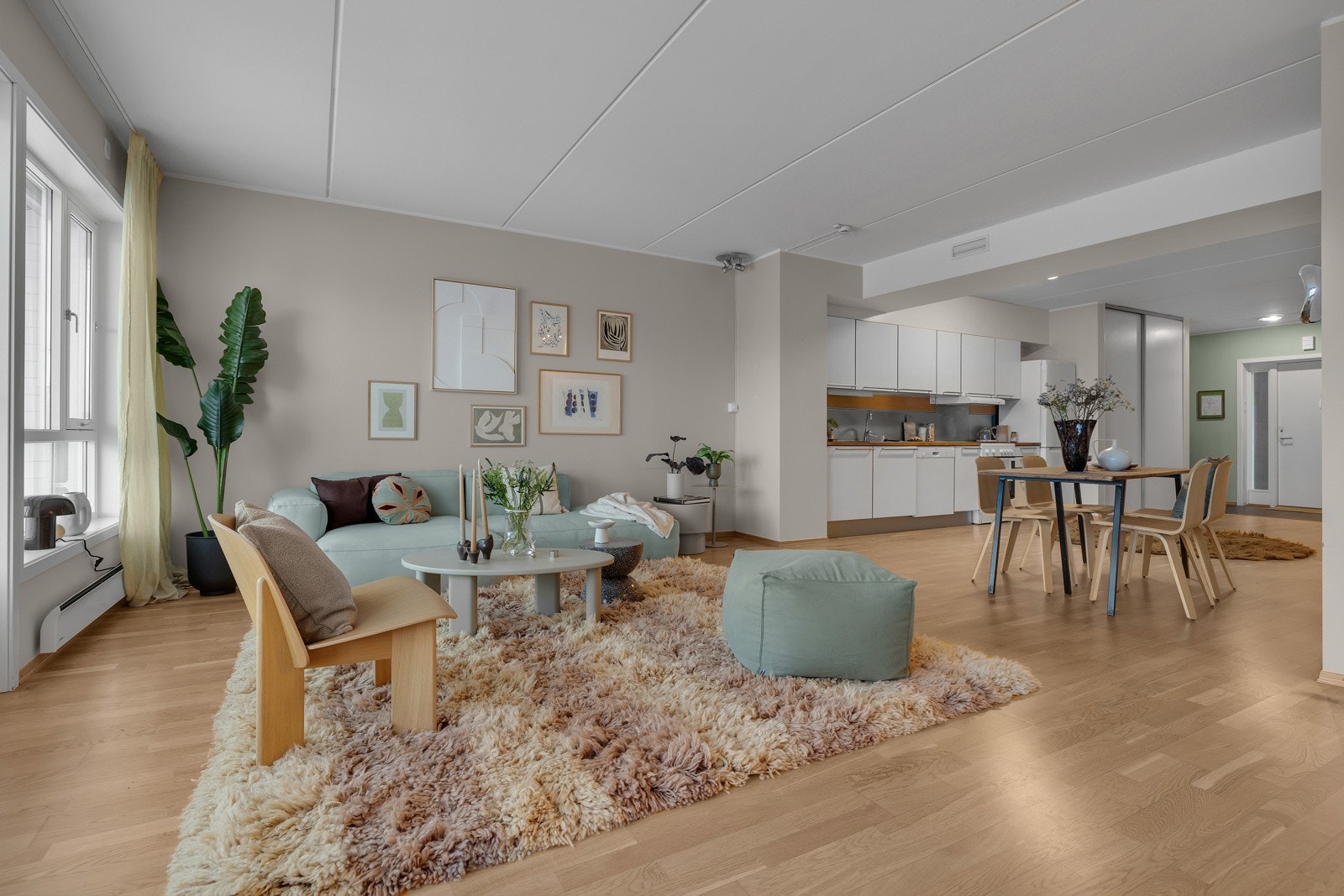 Tilbake i stua ser du at det er god plass til daligstuemøblement Galleribilde