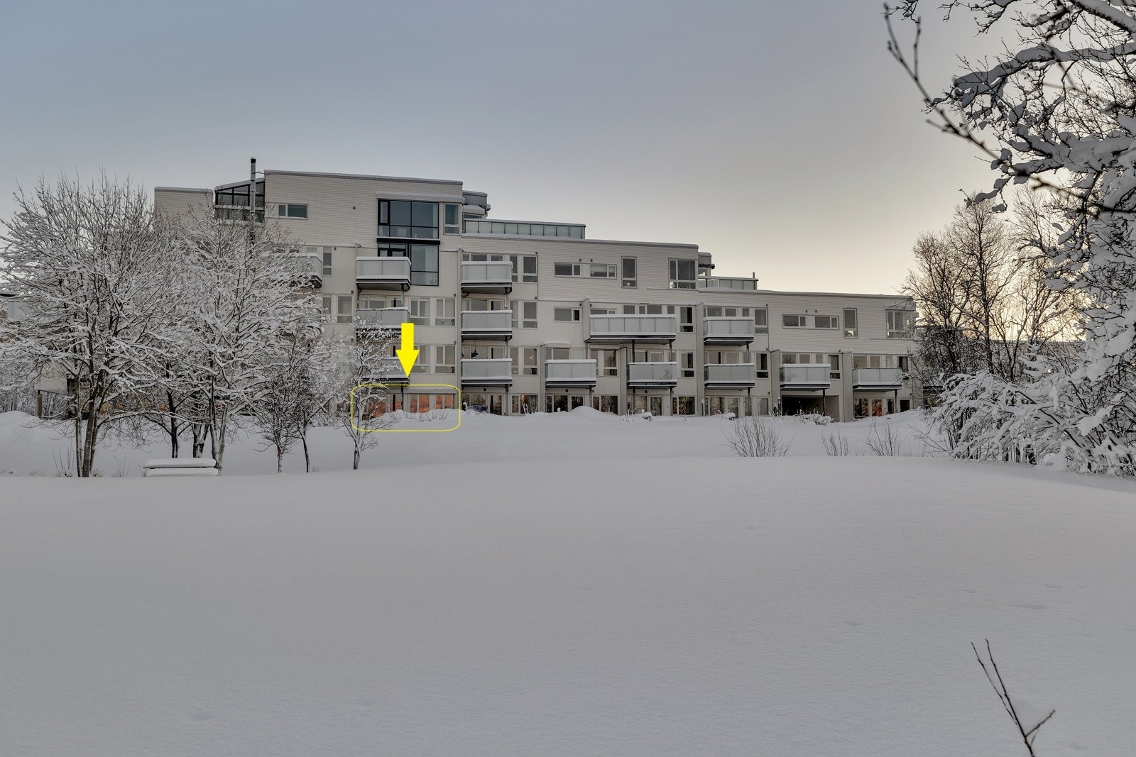 Leilighetsbygget ligger på en høyde og leiligheten er plassert på bakkeplan med stor markterrasse Galleribilde