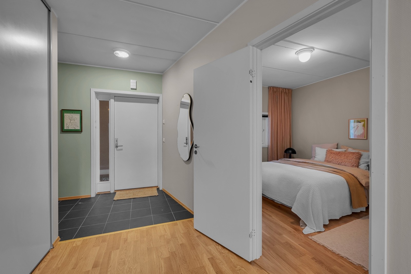 Fra inngangspartiet ledes du videre til gang som forgrener seg til soverommet Galleribilde