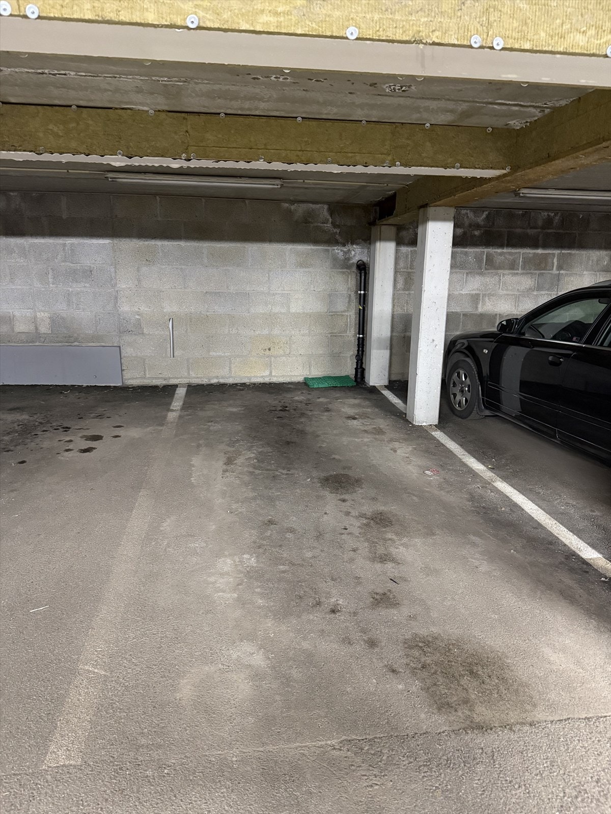 Biloppstillingsplass i garasjekjeller Galleribilde