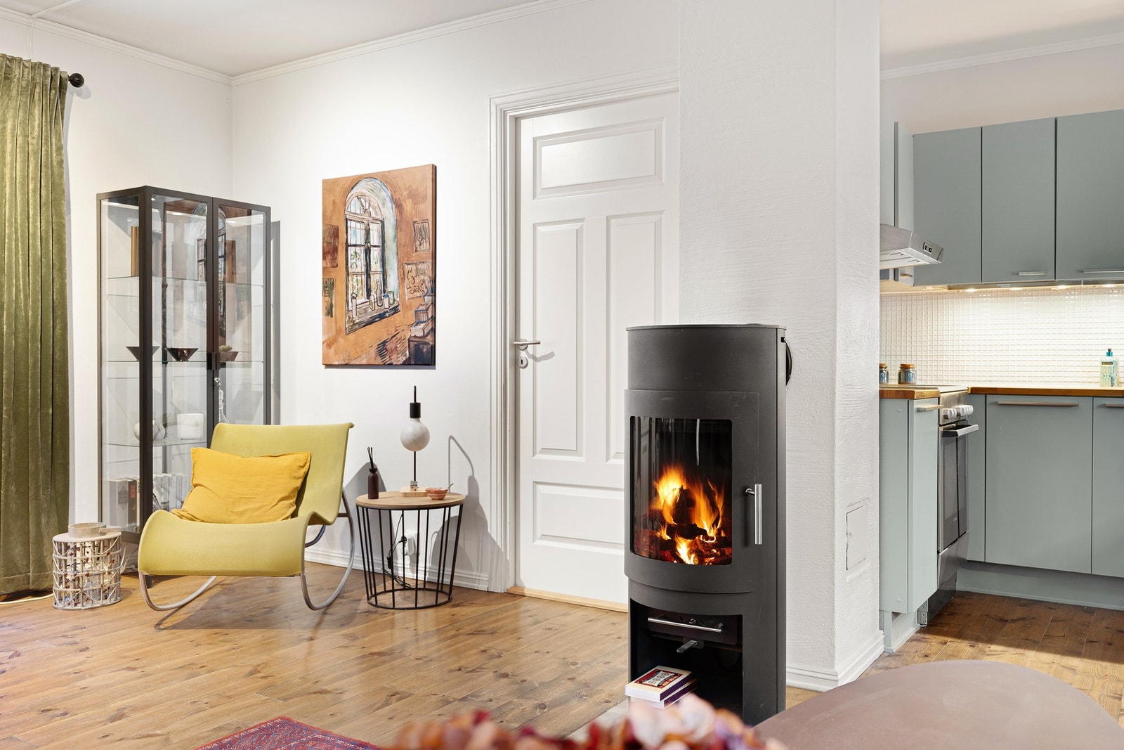 Det er innredet stemningsfull vedovn i rommet. Denne kommer godt med på vinterstid. Galleribilde