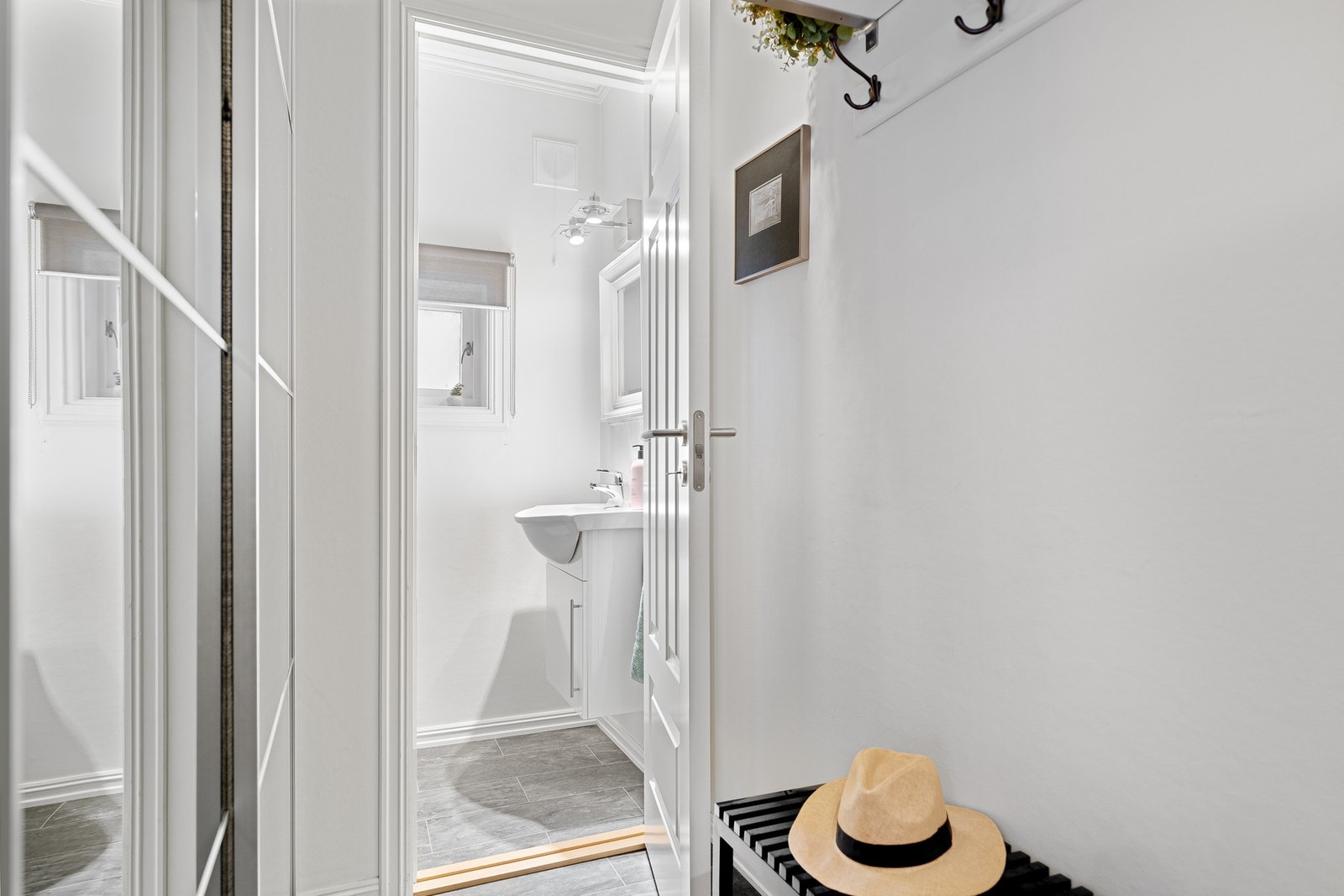 Eget toalettrom ved entréen. Galleribilde