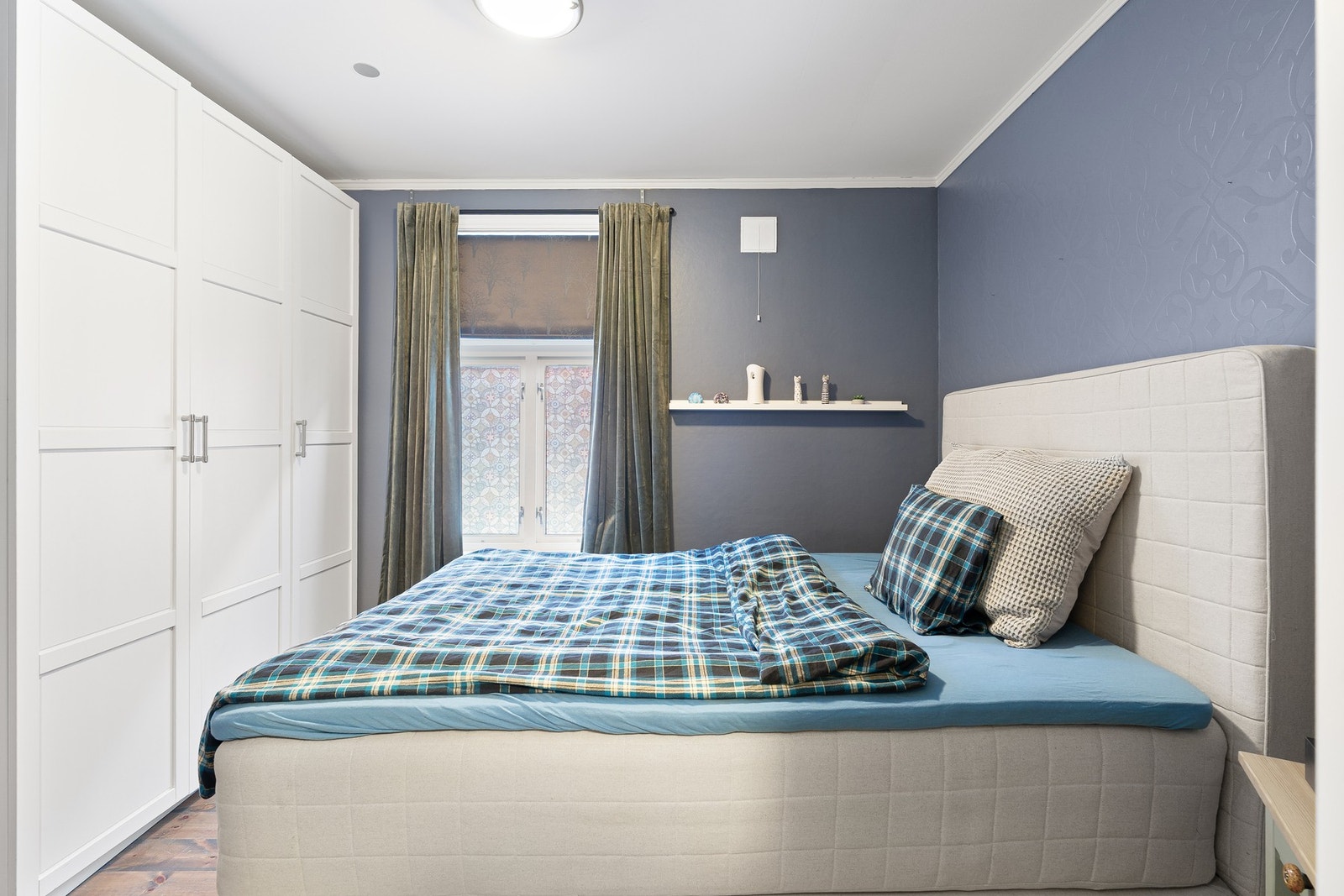 God plass til dobbeltseng og ønsket møblement. Innredet garderobeskap medfølger handelen. Galleribilde