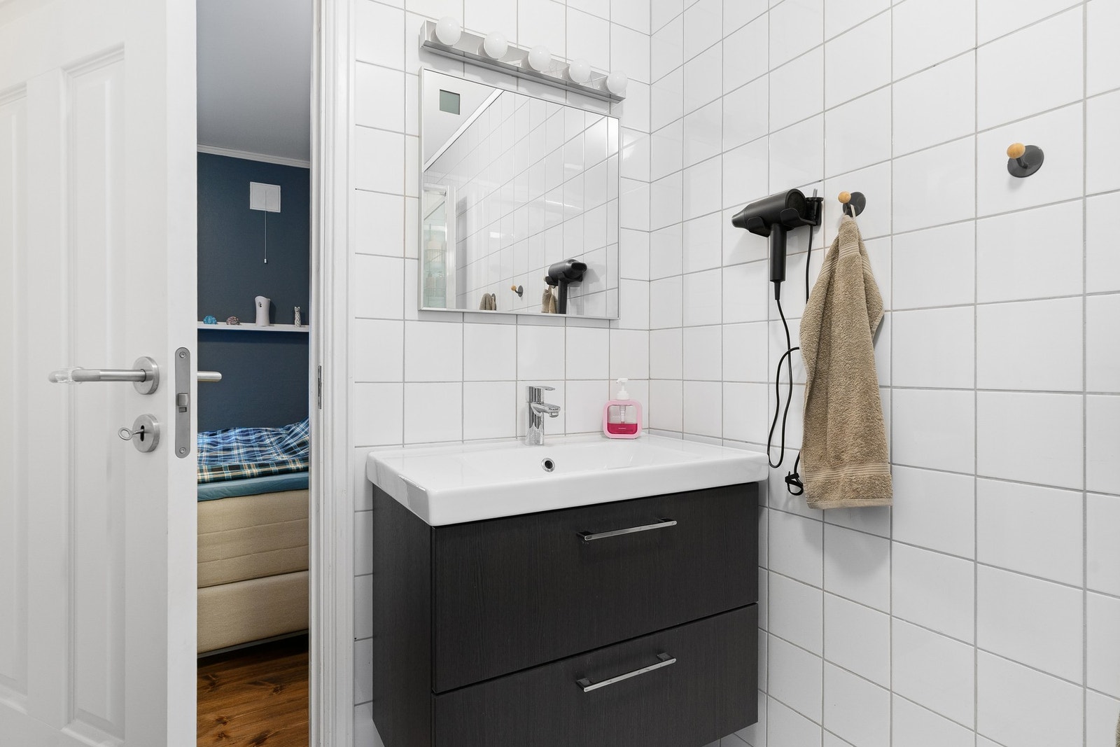 Badet finner du i tilknytning til soverommet. Galleribilde