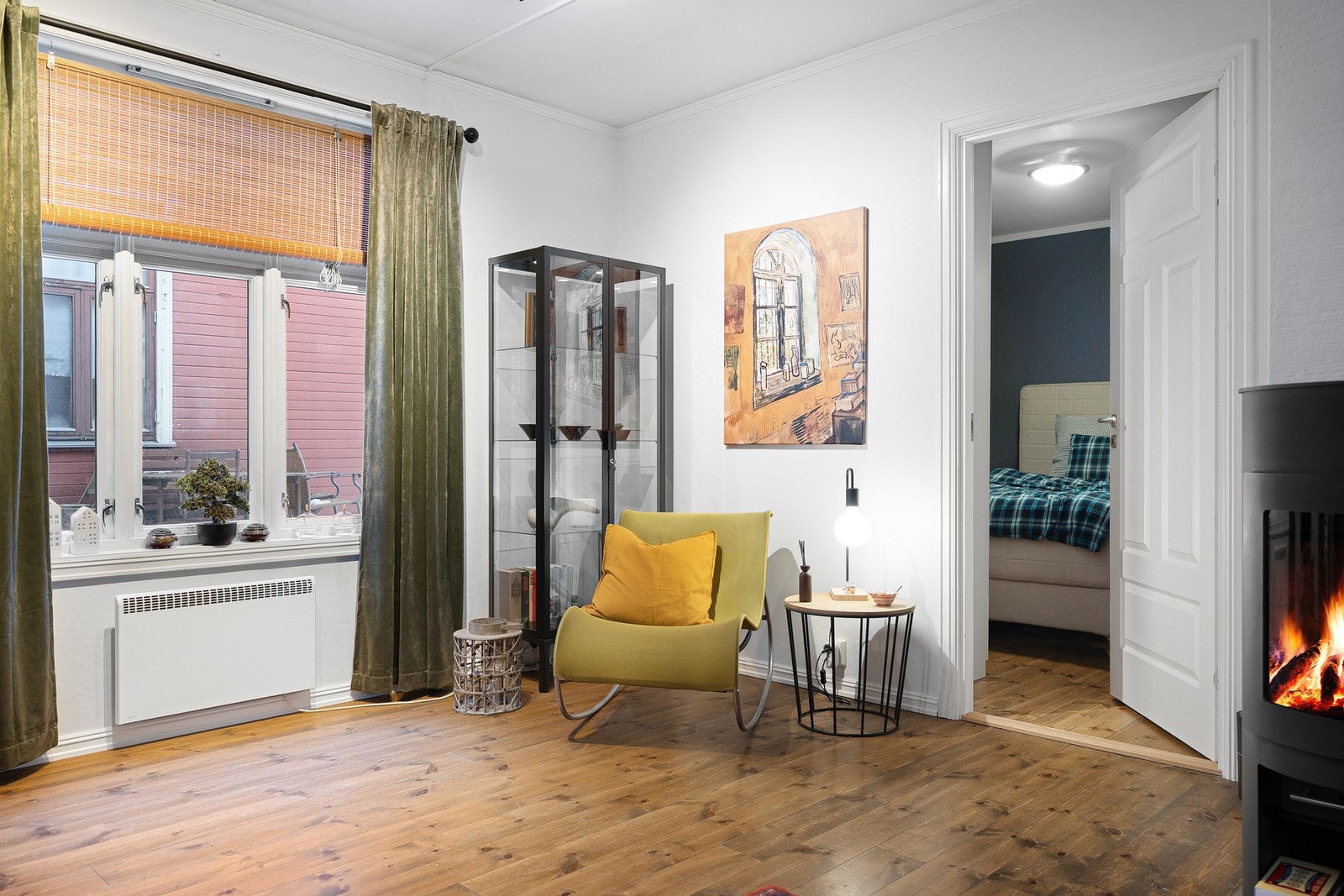 Leiligheten varmes opp i kombinasjon med vedfyring og elektrisitet. Galleribilde