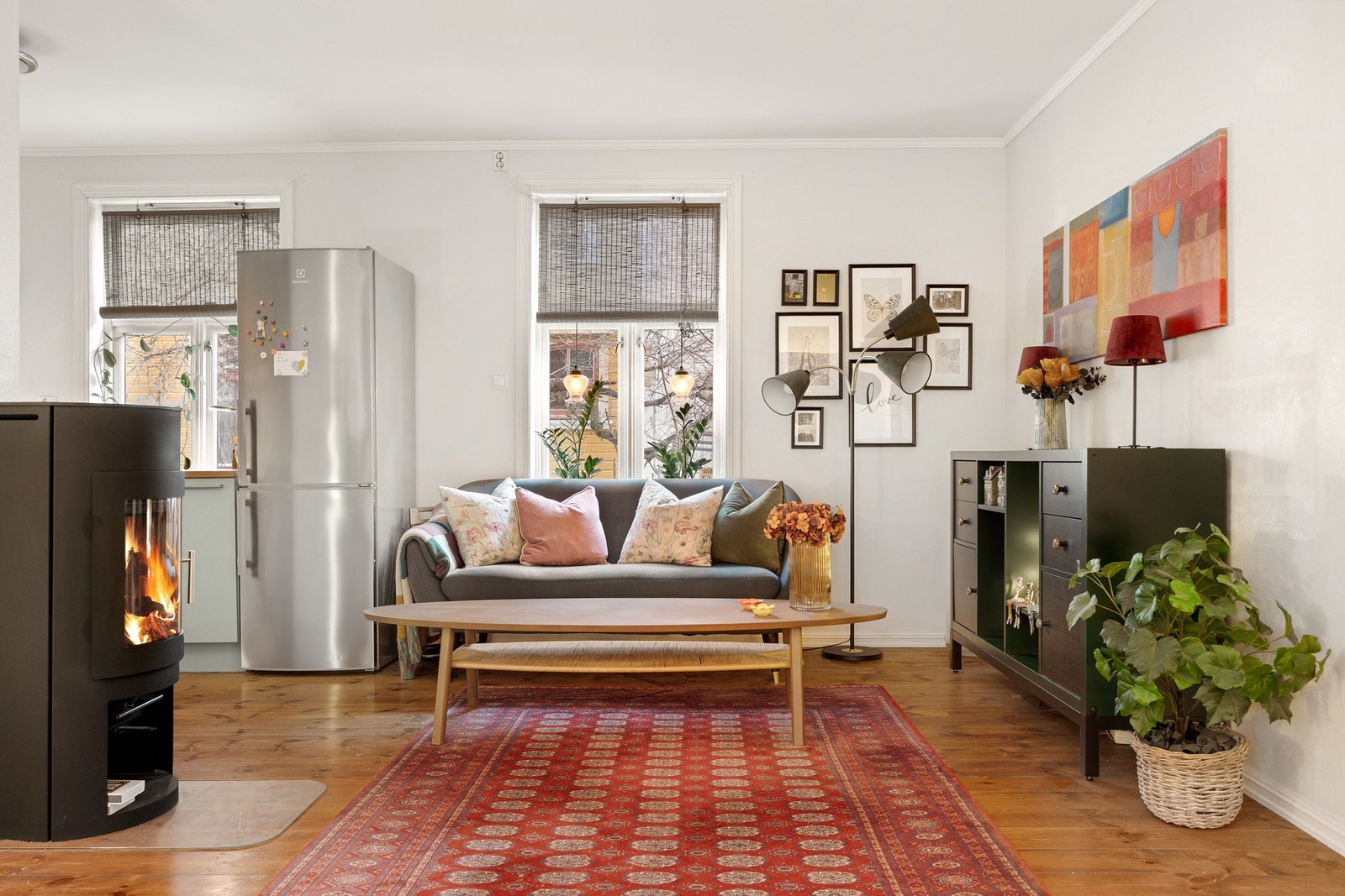 Leiligheten har en luftig og åpen stue/kjøkkenløsning. Galleribilde