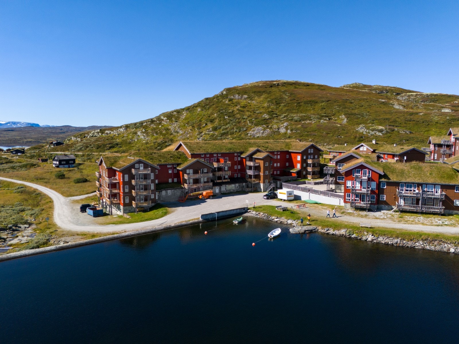 Om sommeren byr området på rikelig med turstier og sykkelturer i fjellheimen, og andre aktiviteter i sommerhalvåret er riding, roing, padling, fiske og bærplukking. Galleribilde