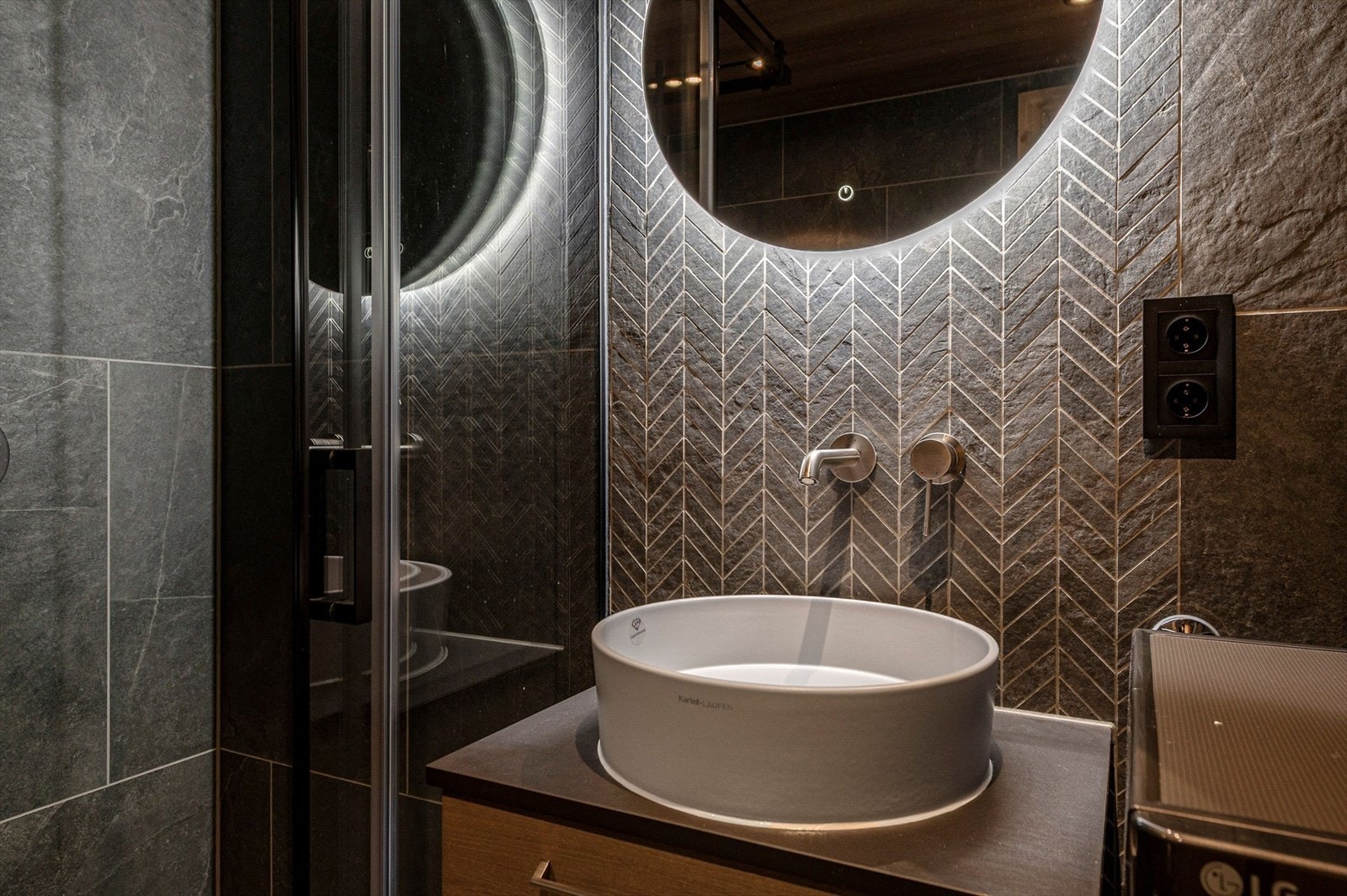 Helfliset bad med påkostet materialvalg Galleribilde