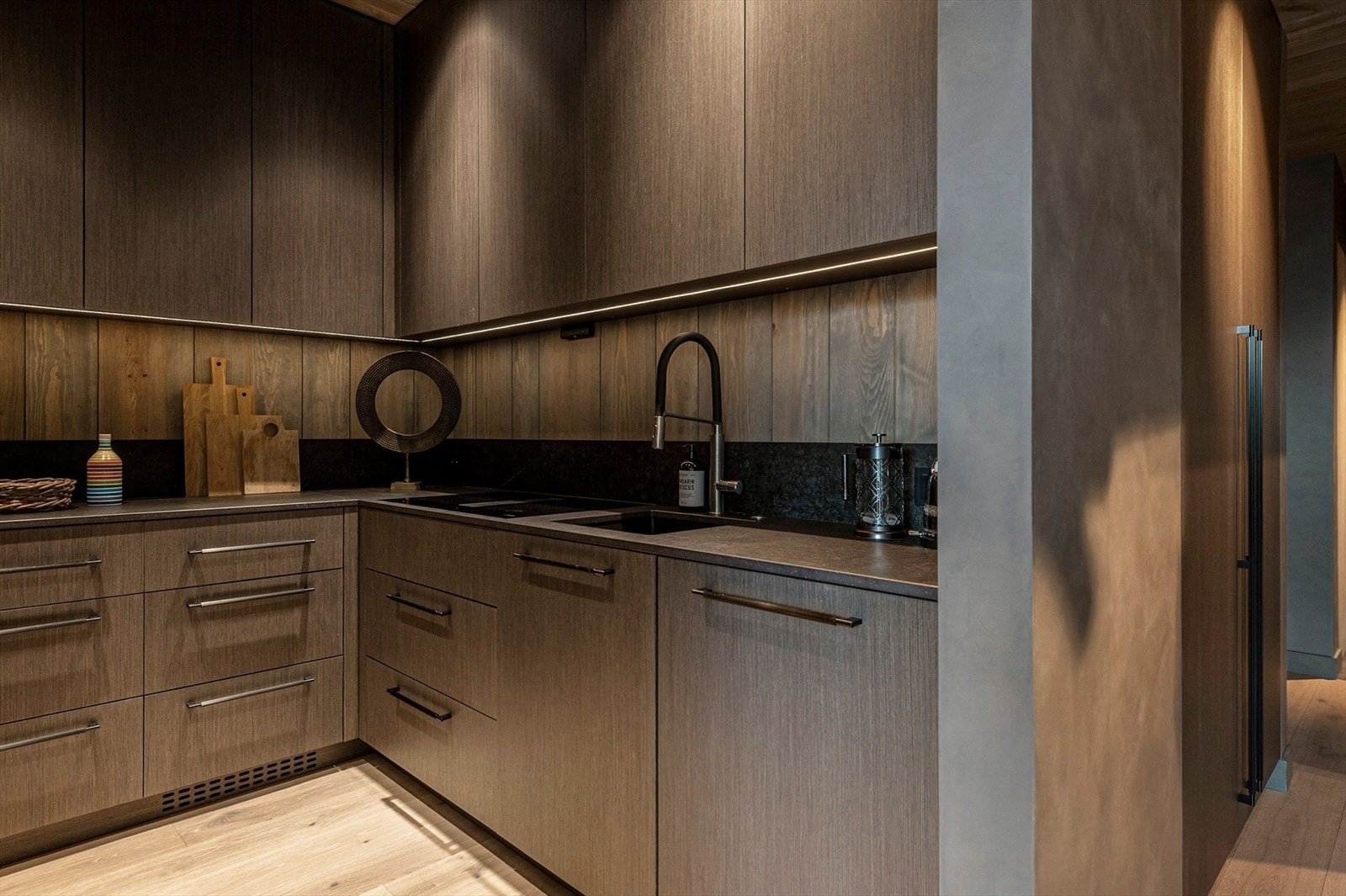 Komposit benkeplate og ledbelysning. Galleribilde