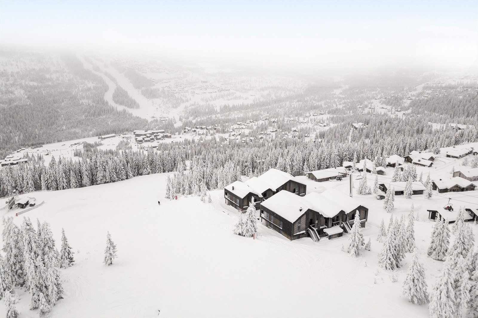 Bygget ligger høyt og på solsiden av Kvitfjell Vest med gode lysforhold. Galleribilde