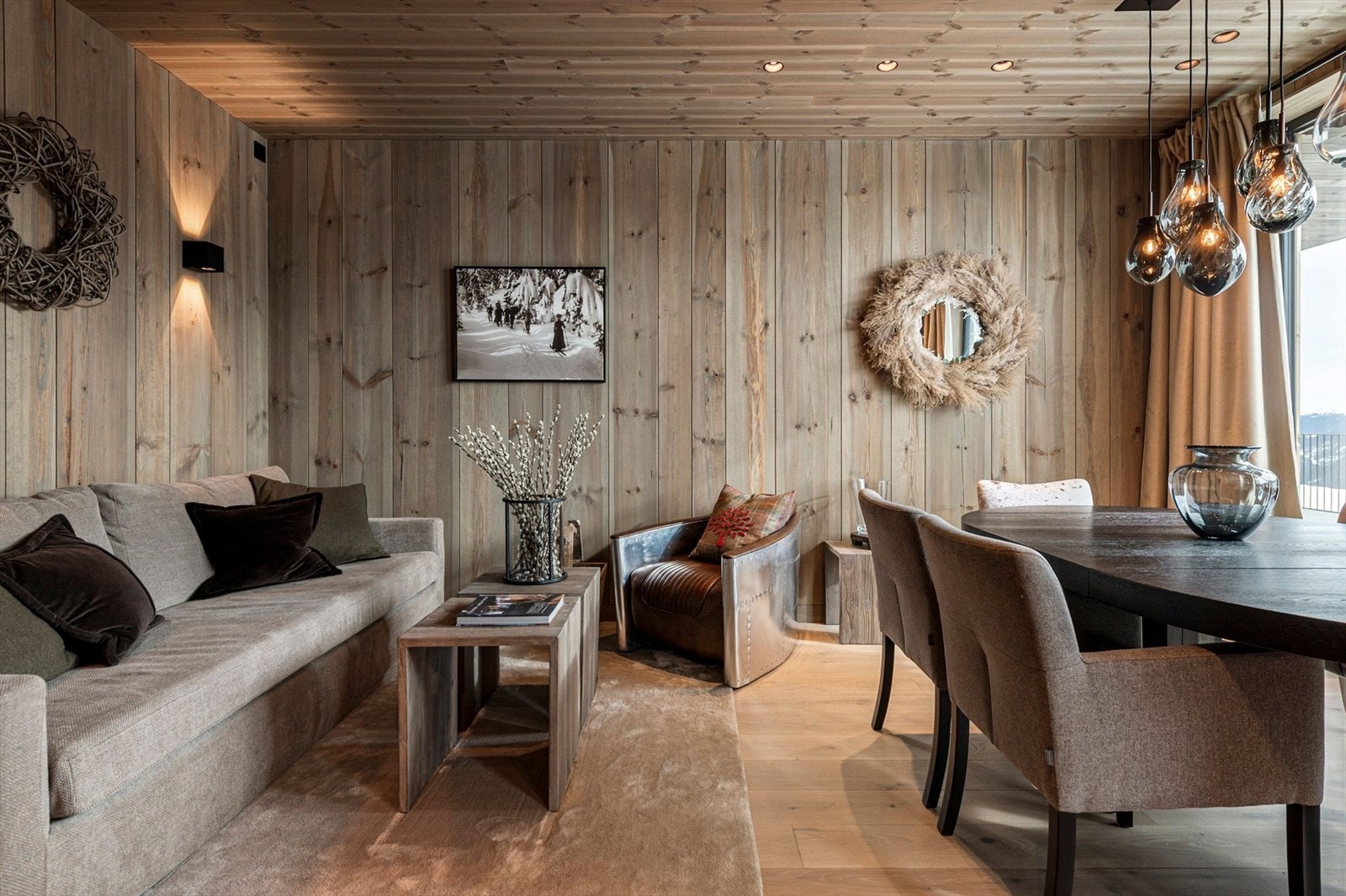 Stuen har panel på vegger og tak. Downlights. Galleribilde