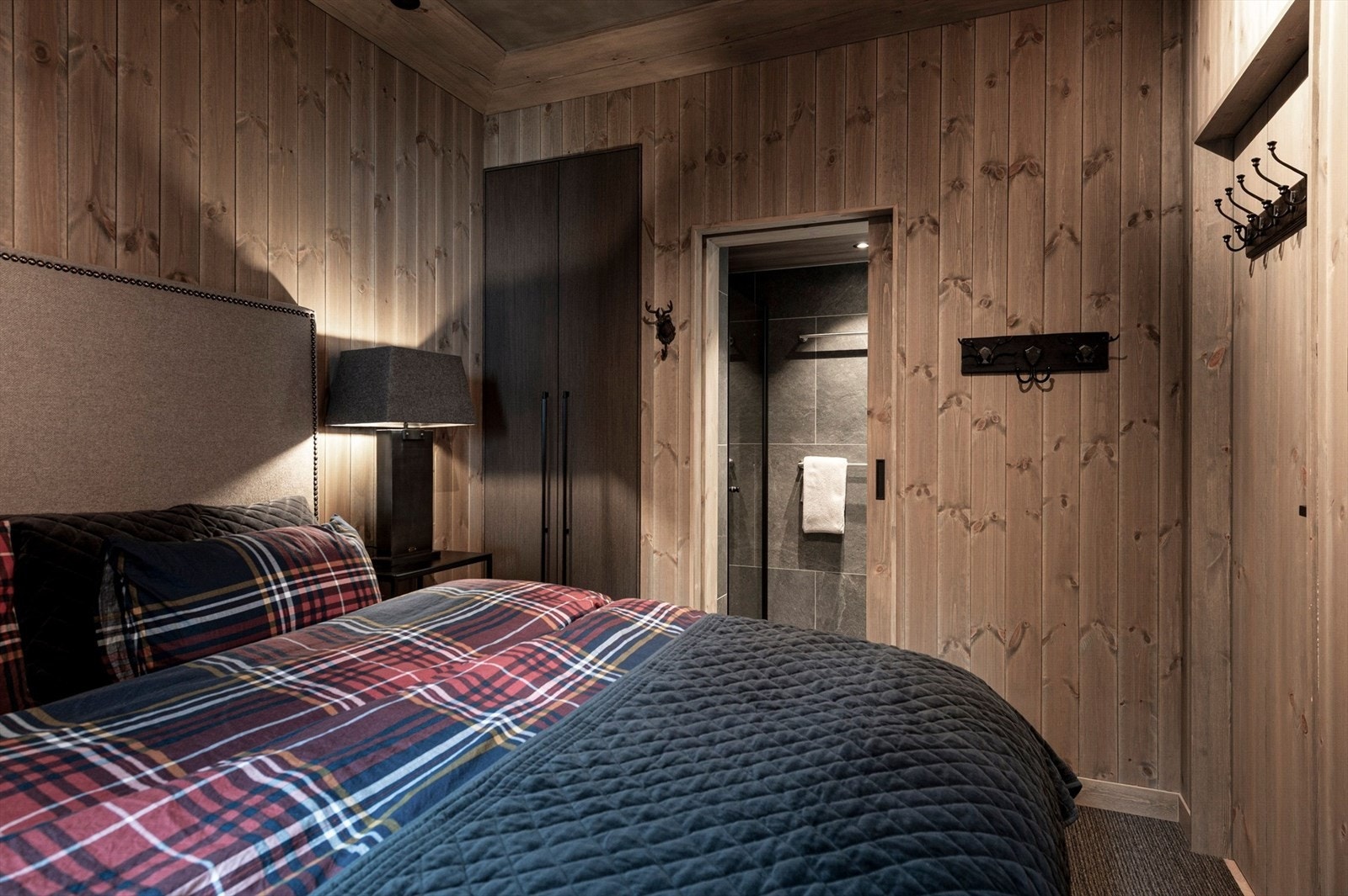 Rommet har plassbygd garderobe Galleribilde