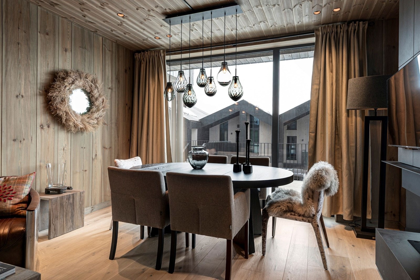 Stue med plass til spisestuemøbler og sofagruppe Galleribilde