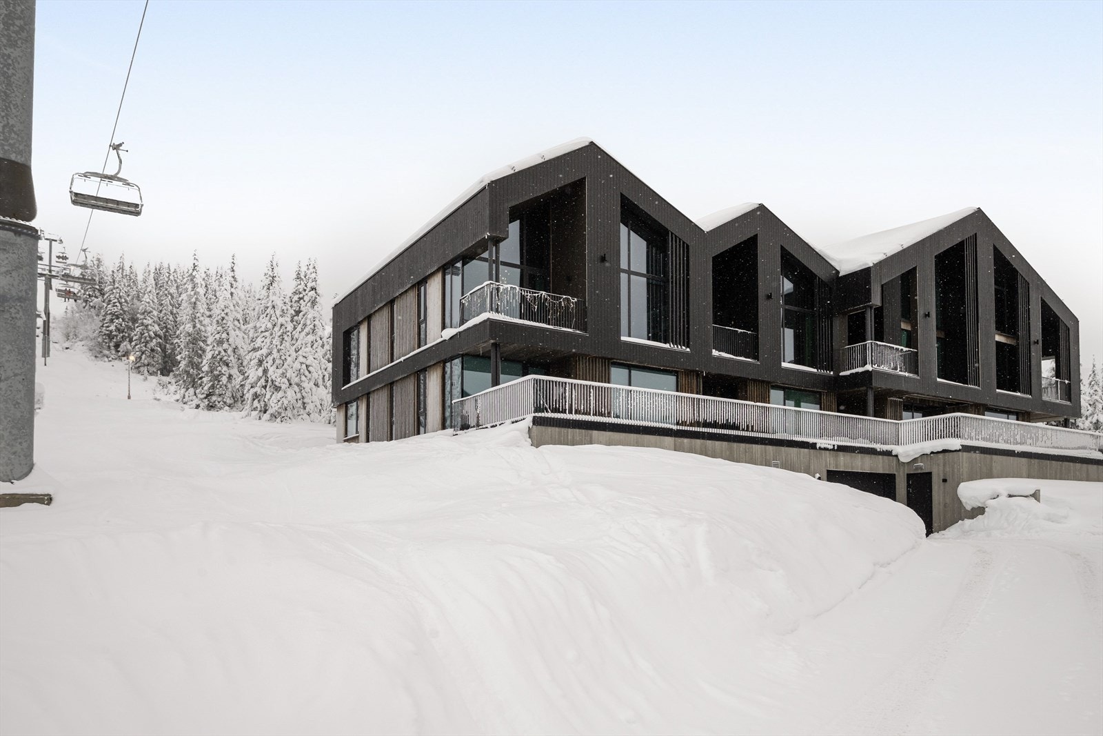 Leiligheten ligger i første etasje med stor terrasse i fremkant Galleribilde