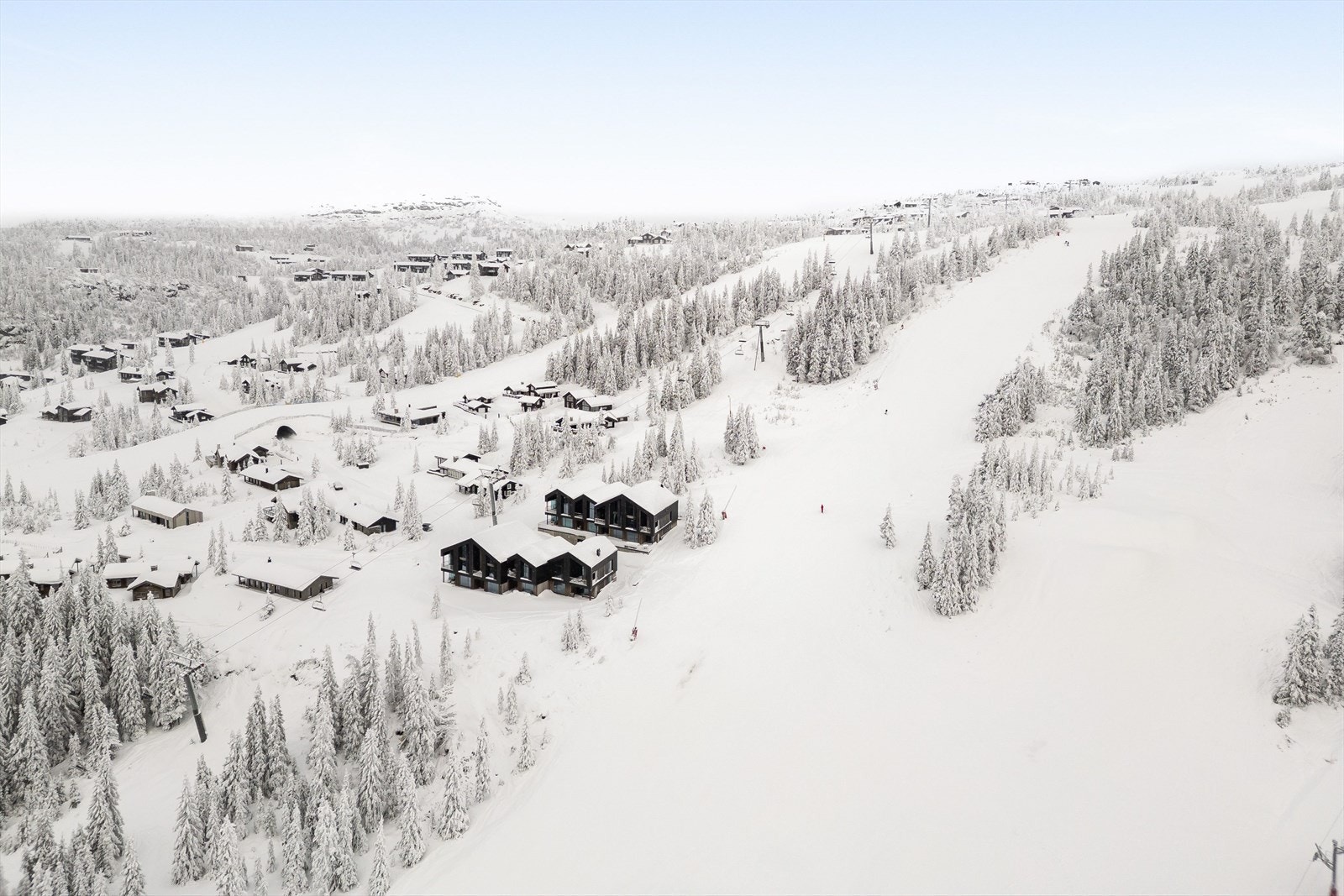 Leiligheten ligger "midt i smørøyet" i alpinbakken på Vestsiden - 100% ski inn / out. Galleribilde
