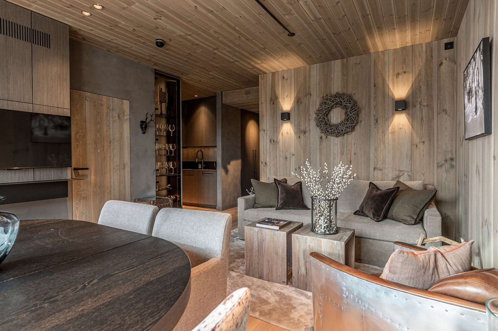 Meget innbydende stue med gjennomført høykvalitetsstandard Galleribilde