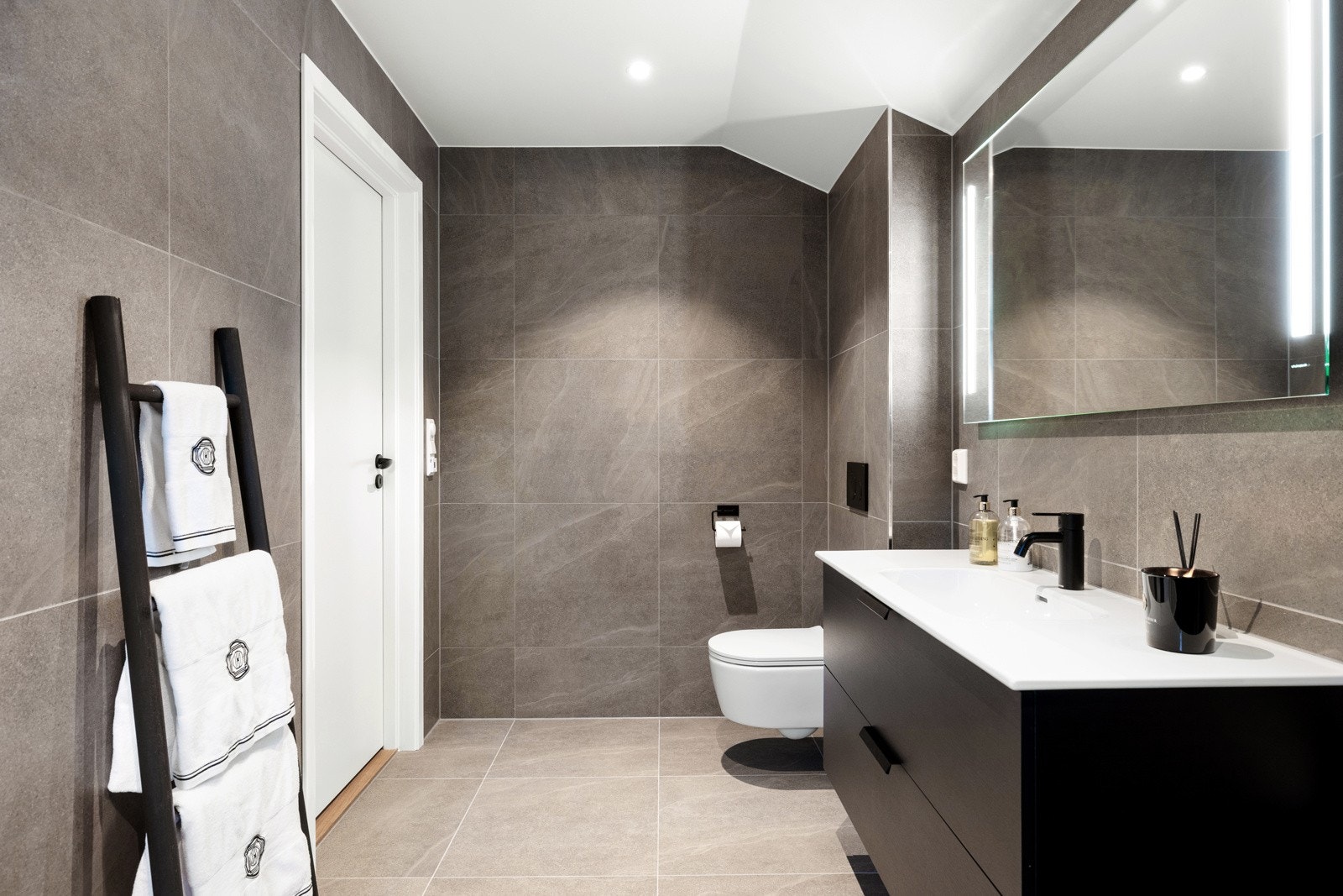 Det er godt med oppbevaringsplass i praktiske skuffer under servanten. Galleribilde