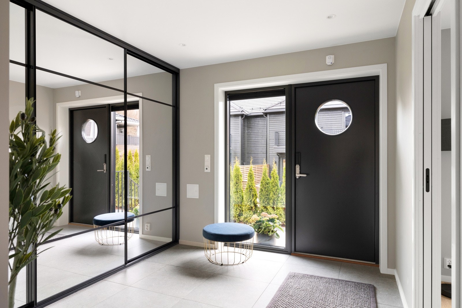 Rommet er innredet med en stor skyvedørsgarderobe med speilfronter spesialdesignet fra Drømmekjøkkenet, som gir rikelig med oppbevaringsplass og bidrar til en romslig følelse. Galleribilde