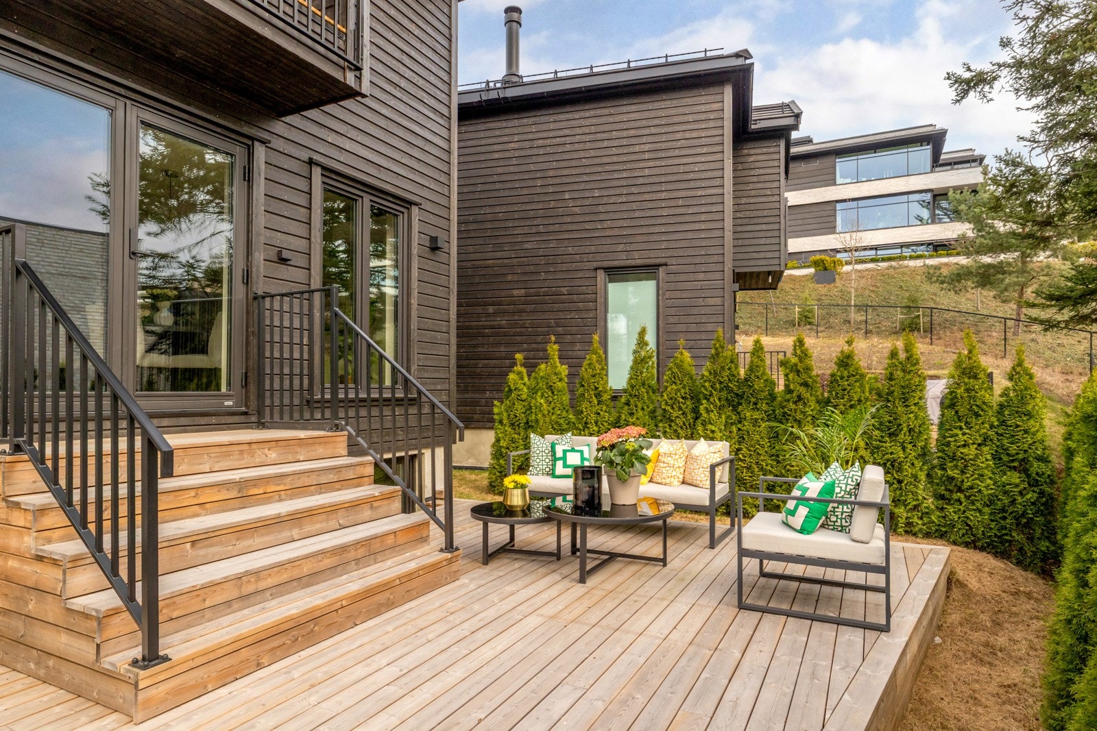 Terrassen er romslig og har god plass til både sittegruppe og grill. Galleribilde